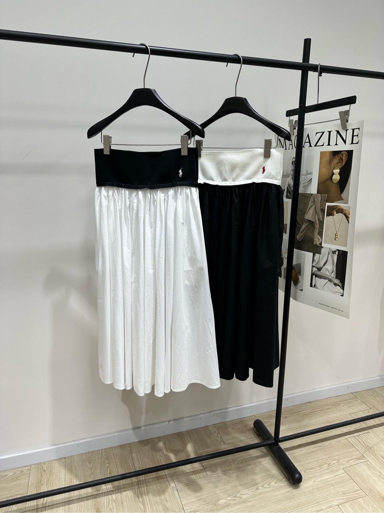 NO:798020,[Pony wide belt spliced ​​A-line mid-length skirt], fabric cotton + nylon, color white, black Ralph Lauren spliced ​​pleated skirt, white skirt + black girdle, simple and textured!  High-waisted A-line version, elastic waist design is super slimming, super friendly to the body, pleated skirt is elegant when walking, and the fabric is light and draping, super comfortable to wear in spring and summer~ Whether it is paired with a sweater or a T-shirt, it can be easily worn for commuting and leisure. It is a must-have and versatile item in the wardrobe!  Flat size: S waist 72 elastic, hip circumference not limited, skirt length 87 M waist 76 elastic, hip circumference not limited, skirt length 88 L waist 80 elastic, hip circumference not limited, skirt length 89 There will be an error of 2~3cm in manual measurement, which is within the normal range, skirts, tees, t-shirts,19860909【小马宽腰带拼接A字中长半裙】 ,面料棉+锦纶 颜色白色、黑色 拉夫劳伦拼接百褶半身裙 白色裙身+黑色腰封,简约又有质感！ 高腰A字版型,松紧腰设计超显瘦 对身材超友好 百褶裙摆走路飘逸 面料轻盈垂顺,春夏穿超舒服～ 无论搭配针织衫还是T恤 通勤休闲都能轻松驾驭 是衣橱必备百搭单品！ 平铺尺码: S腰围72弹力,臀围不限,裙长87 M腰围76弹力,臀围不限,裙长88 L腰围80弹力,臀围不限,裙长89 手工测量会有2~3cm误差属于正常范围,,skirts,tees，t-shirt,,Women's clothing