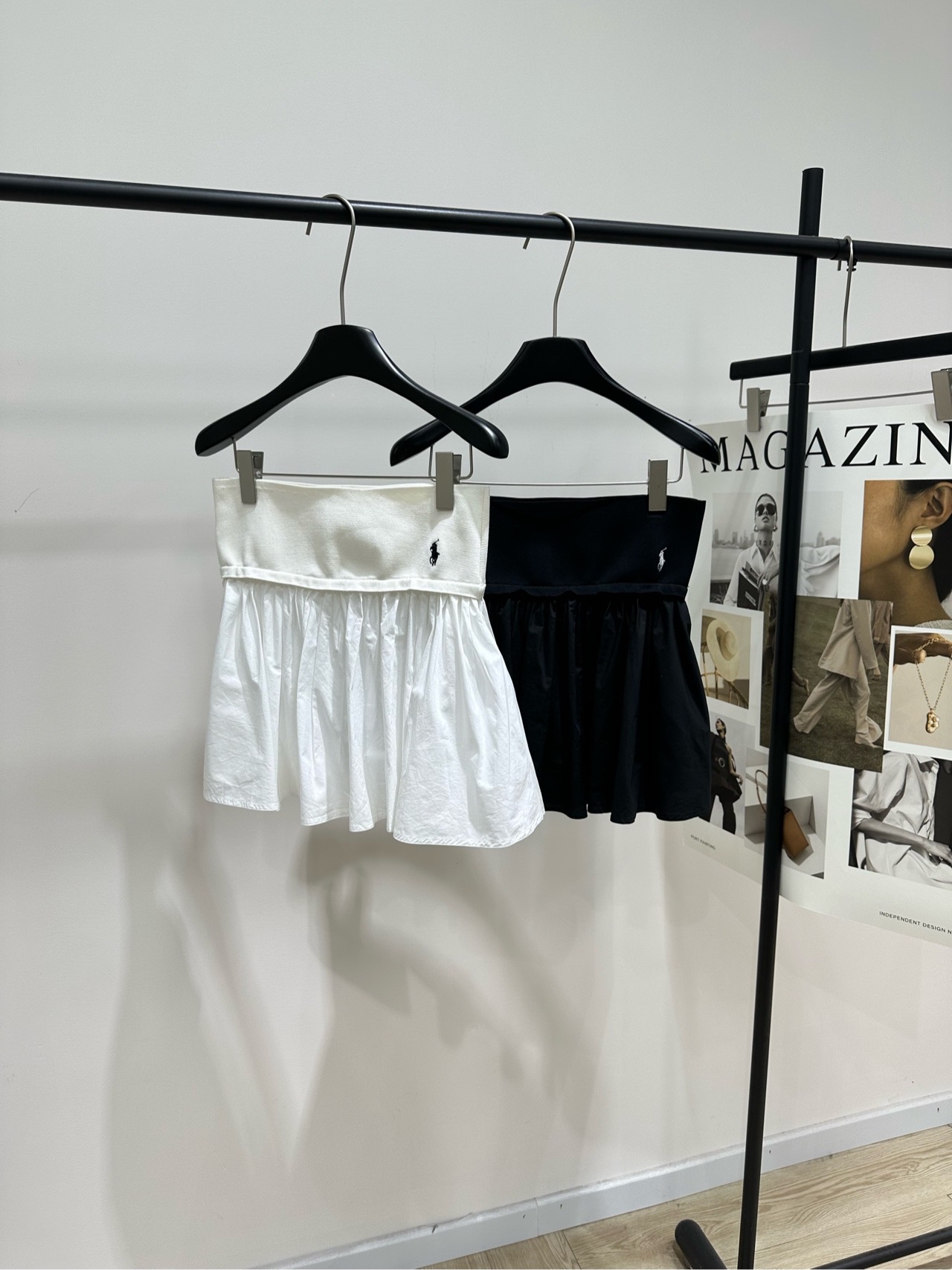 NO:798016,[Pony wide belt spliced ​​A-line skirt], fabric cotton + spandex, color white, black Ralph Lauren black and white high-waisted skirt, classic A-line shape, light cotton material, perfect drape, super comfortable to wear in spring and summer!  The waist pleat design slims down and modifies the waistline. The pony embroidery on the left side is very recognizable. The skirt length is moderate and can be easily worn for commuting and leisure. It is versatile with shirts, knitted or T-shirts. Get the retro and elegant style!  Flat size without lining S waist 72 elastic, skirt length 39 M waist 76 elastic, skirt length 40 L waist 80 elastic, skirt length 41 There will be an error of 2~3cm in manual measurement, which is within the normal range, loro piana, skirts, shirts, tees, t-shirt,19860909【小马宽腰带拼接A字短裙】 ,面料棉+氨纶 颜色白色、黑色 Ralph Lauren黑白高腰半身裙 经典A字版型,轻薄棉材质 垂坠感满分,春夏穿超舒服！ 腰部褶皱设计显瘦又修饰腰线 左侧小马刺绣超有辨识度 裙长适中,通勤休闲都能轻松驾驭 搭配衬衫、针织或T恤都很百搭 复古优雅风get！ 平铺尺码无内衬 S腰围72弹力,裙长39 M腰围76弹力,裙长40 L腰围80弹力,裙长41 手工测量会有2~3cm误差属于正常范围,,loro piana,skirts,shirts,tees，t-shirt,,Women's clothing