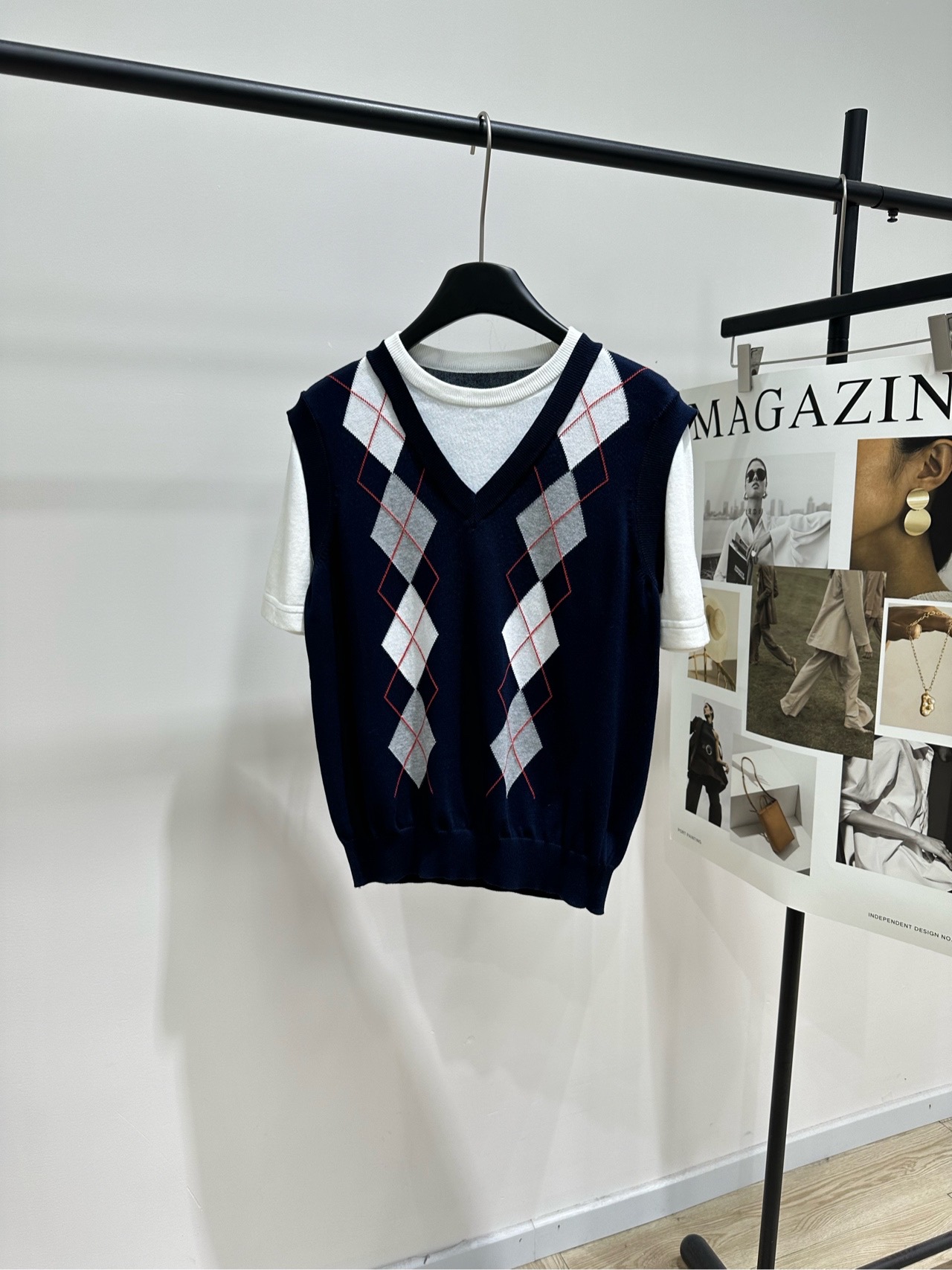 NO:798030,[Navy blue rhombus fake two-piece round neck knitted short-sleeves], fabric cotton, color navy blue, this fake two-piece knitted short-sleeved piece, dark blue V-neck vest + white round-neck T-shirt splicing, full of college style!  Diamond pattern contrasting color design, gray + red lines embellishment, directly full of layering and retro atmosphere. The knitted fabric is light and breathable, super comfortable to wear in spring and summer. It is OK to wear alone or layered with shirts. It can be easily used for commuting and leisure, practical and fashionable!  Flat size S shoulder width 40, chest circumference 94, length 59, sleeve length 26 M shoulder width 41, chest circumference 98, length 60, sleeve length 27 L shoulder width 42, chest circumference 102, length 61, sleeve length 28 There will be an error of 2~3cm in manual measurement, which is within the normal range, shirts, T-shirts, tees, t-shirts,19860909【藏蓝菱格假两件圆领针织短袖】 ,面料棉 颜色藏蓝 这款假两件针织短袖 深蓝V领马甲+白色圆领T恤拼接,学院风满满！ 菱格纹撞色设计,灰色+红色线条点缀 层次感和复古气息直接拉满 针织面料轻薄透气,春夏穿超舒服 单穿or叠搭衬衫都很OK 通勤休闲都能轻松驾驭,实用又时髦！ 平铺尺码 S肩宽40,胸围94,衣长59,袖长26 M肩宽41,胸围98,衣长60,袖长27 L肩宽42,胸围102,衣长61,袖长28 手工测量会有2~3cm误差属于正常范围,,shirts,T-shirt,tees，t-shirt,,Women's clothing