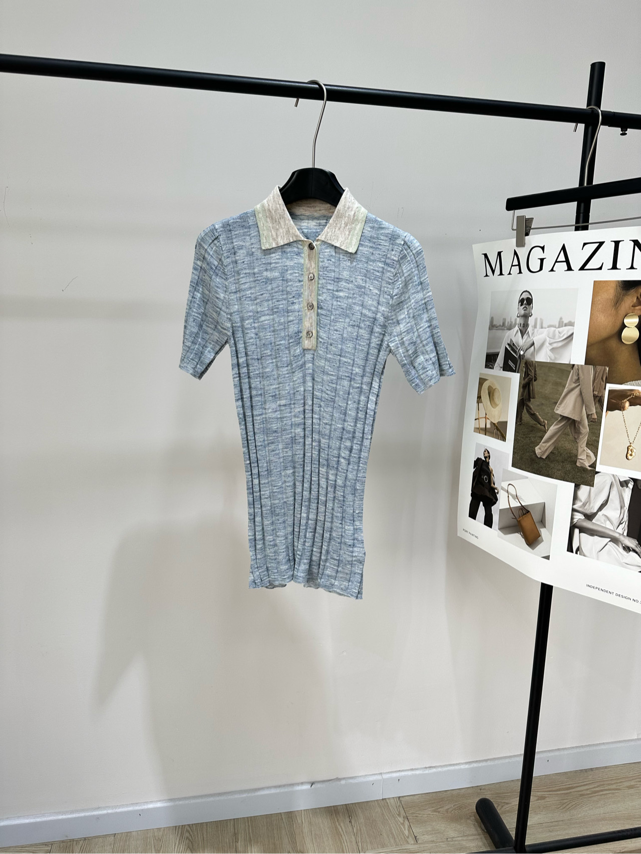 NO:798655,[P gradient blue polo knitted short-sleeve], fabric cashmere + mulberry silk + linen, color gradient blue PRAD* This slim-fitting short-sleeved knitted Polo shirt is made of high-quality knitted fabric, soft and elastic, and super comfortable to wear!  The main color is light blue + vertical stripes. The neckline and placket are spliced ​​with light-colored textures, and the details are perfect. Three-button design makes it easy to put on and take off. Slim-fitting tailoring, easily showing off the body lines. It can be easily worn in daily or light formal occasions. It goes well with casual pants and jeans!  Flat size S shoulder width 34, bust 72 stretch, length 68, sleeve length 25 M shoulder width 35, chest 76 stretch, length 69, sleeve length 26 L shoulder width 36, bust 80 stretch, length 70, sleeve length 27 Manual measurement will have an error of 2 to 3cm, which is within the normal range, prada, jeans, T-shirt,19860909【P渐变蓝色polo针织短袖】 ,面料羊绒+桑蚕丝+亚麻 颜色渐变蓝色 PRAD*这款修身短袖针织Polo衫 采用高品质针织面料 柔软有弹性,穿着超舒适！ 浅蓝色主色+竖条纹 领口和门襟拼接浅色纹理,细节满分 三颗纽扣设计,穿脱方便 修身剪裁,轻松展现身形线条 日常或轻正式场合都能轻松驾驭 搭配休闲裤、牛仔裤都很OK！ 平铺尺码 S肩宽34,胸围72弹力,衣长68,袖长25 M肩宽35,胸围76弹力,衣长69,袖长26 L肩宽36,胸围80弹力,衣长70,袖长27 手工测量会有2～3cm误差属于正常范围,,prada,jeans,T-shirt,,Women's clothing