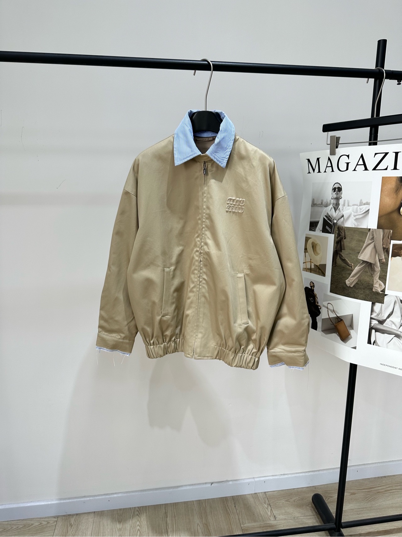 NO:799057,[M khaki striped collar work zipper jacket], made of cotton twill, color khaki Miu* khaki spliced ​​jacket, twill material, crisp and stylish, blue striped lapels are detachable, fake two-piece design is super layered!  Embroidered logo on the chest + brass zipper, perfect details. The loose silhouette makes you slim but not flattering. The cuffs and hem are elasticated, comfortable and practical. It can be easily used for daily commuting and going out. Pair it with jeans or short skirts for a retro sweet and cool style!  Flat size S shoulder width 58, chest 122, length 67, sleeve length 51 M shoulder width 59, chest 126, length 68, sleeve length 52 L shoulder width 60, chest 130, length 69, sleeve length 53 There will be an error of 2 to 3cm in manual measurement, which is within the normal range,,miumiu,skirts,jeans,jackets & coats,19860909【M卡其色条纹领工装拉链夹克】 ,面料全棉斜纹布 颜色卡其色 Miu*卡其色拼接夹克,斜纹布材质 挺括有型,蓝色条纹翻领可拆卸 假两件设计超有层次感！ 胸口刺绣徽标+黄铜拉链,细节满分 宽松廓形显瘦不挑身材 袖口和下摆松紧收口,舒适又实用 日常通勤、出街都能轻松驾驭 搭配牛仔裤或短裙,复古甜酷风get！ 平铺尺码 S肩宽58,胸围122,衣长67,袖长51 M肩宽59,胸围126,衣长68,袖长52 L肩宽60,胸围130,衣长69,袖长53 手工测量会有2～3cm误差属于正常范围,,miumiu,skirts,jeans,jackets & coats,,Women's clothing