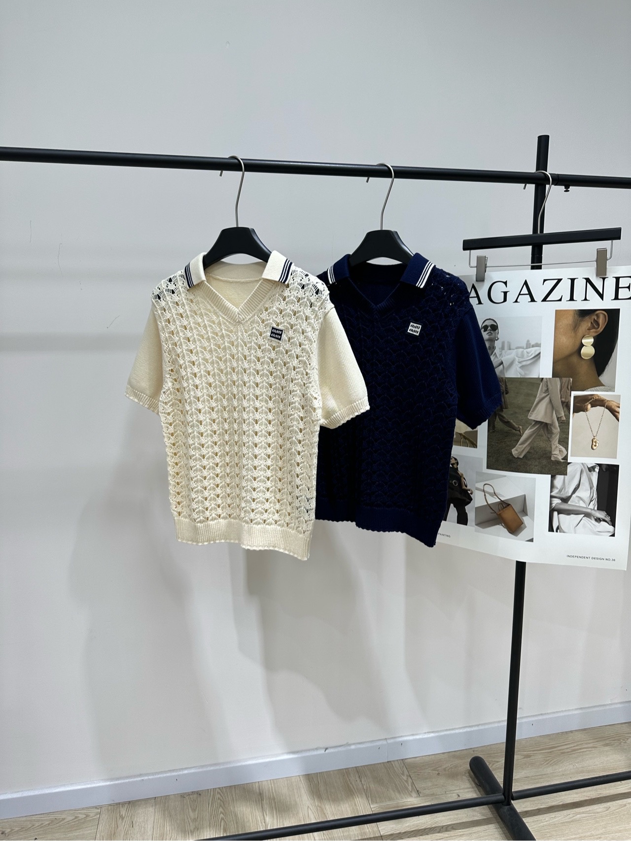 NO:799044,[M hollow emblem polo knitted short-sleeved top], fabric cotton, color off-white, navy blue Miu*'s dark blue hollow knitted short-sleeved Polo shirt has slightly see-through crochet texture + small lapel design, full of sweet and cool girly feel. High-quality knitted fabric, soft and breathable, super comfortable to wear in spring and summer!  The hollow details enhance the sense of layering. It looks great when worn alone or layered with it. Pair it with a high-waisted skirt or jeans to easily get a youthful and energetic style. It can be easily used for daily outings, dates, and vacations. It is fashionable and practical!  Flat size S shoulder width 44, bust 92, length 59, sleeve length 21 M shoulder width 45, chest 96, length 60, sleeve length 22 L shoulder width 46, bust 100, length 61, sleeve length 23 There will be an error of 2~3cm in manual measurement, which is within the normal range,,miumiu,skirts,jeans,T-shirt,19860909【M镂空徽章polo针织短袖上衣】 ,面料棉 颜色米白色、藏蓝 Miu*这款深蓝色镂空针织短袖Polo衫 微透钩花肌理+小翻领设计,甜酷少女感满满 高品质针织面料,柔软透气,春夏穿超舒服！ 镂空细节让层次感UP,单穿或内搭都很出彩 搭配高腰短裙or牛仔裤 轻松get青春活力风 日常出街、约会、度假都能轻松驾驭 时髦又实用！ 平铺尺码 S肩宽44,胸围92,衣长59,袖长21 M肩宽45,胸围96,衣长60,袖长22 L肩宽46,胸围100,衣长61,袖长23 手工测量会有2~3cm误差属于正常范围,,miumiu,skirts,jeans,T-shirt,,Women's clothing