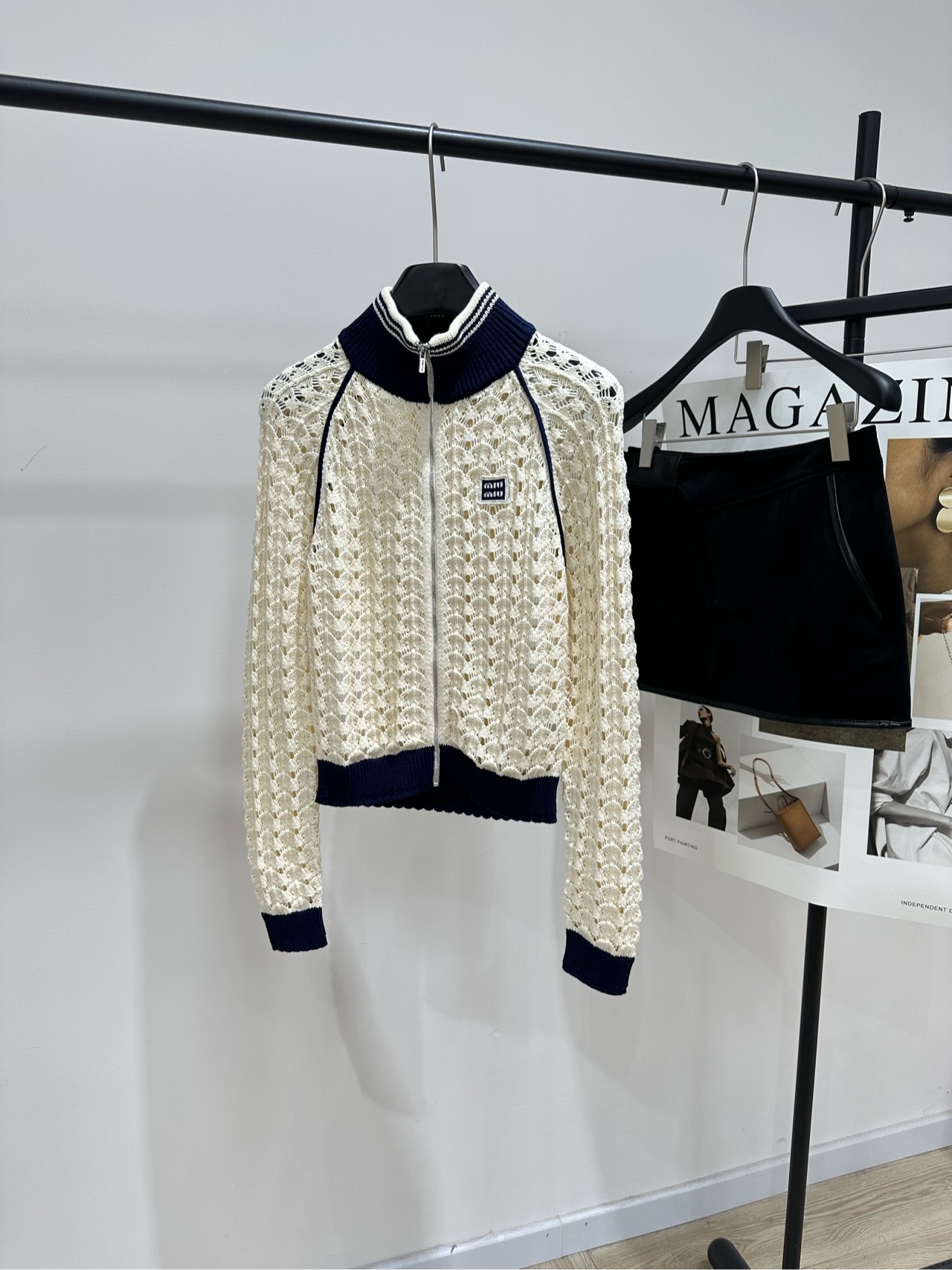 NO:799041,[M Beige Badge Stand Collar Zipper Hollow Cardigan], Fabric Cotton Color Beige Miu* This beige hollow knitted cardigan is paired with blue contrasting ribbed stand-up collar and cuffs, retro yet sweet and cool!  Hand-crocheted scallop texture, breathable and layered, super comfortable to wear in spring and summer. The square micro-mark on the chest is low-key and noble, and the fully open zipper design is OK to wear alone or layered, and can easily create a college style or commuting style. Practical and fashionable, it is a must-have versatile item in early spring!  Flat size S raglan sleeve, bust 78 elastic, length 48, shoulder sleeve length 71 M Raglan sleeve, bust 82 stretch, length 50, shoulder sleeve length 72 L shoulder sleeve length, chest 86 stretch, length 52, shoulder sleeve length 73 There will be an error of 2~3cm in manual measurement, which is within the normal range,,miumiu,19860909【M米杏色徽章立领拉链镂空开衫】 ,面料棉 颜色米杏色 Miu*这款米杏色镂空针织开衫 搭配蓝色撞色罗纹立领和袖口,复古又甜酷！ 手工钩织扇贝纹理,透气有层次,春夏穿超舒服 胸口方形微标低调显贵,全开拉链设计 单穿or叠穿都很OK,轻松打造学院风or通勤风 实用又时髦,是早春必入的百搭单品！ 平铺尺码 S插肩袖,胸围78弹力,衣长48,肩袖长71 M插肩袖,胸围82弹力,衣长50,肩袖长72 L肩袖长,胸围86弹力,衣长52,肩袖长73 手工测量会有2~3cm误差属于正常范围,,miumiu,,Women's clothing
