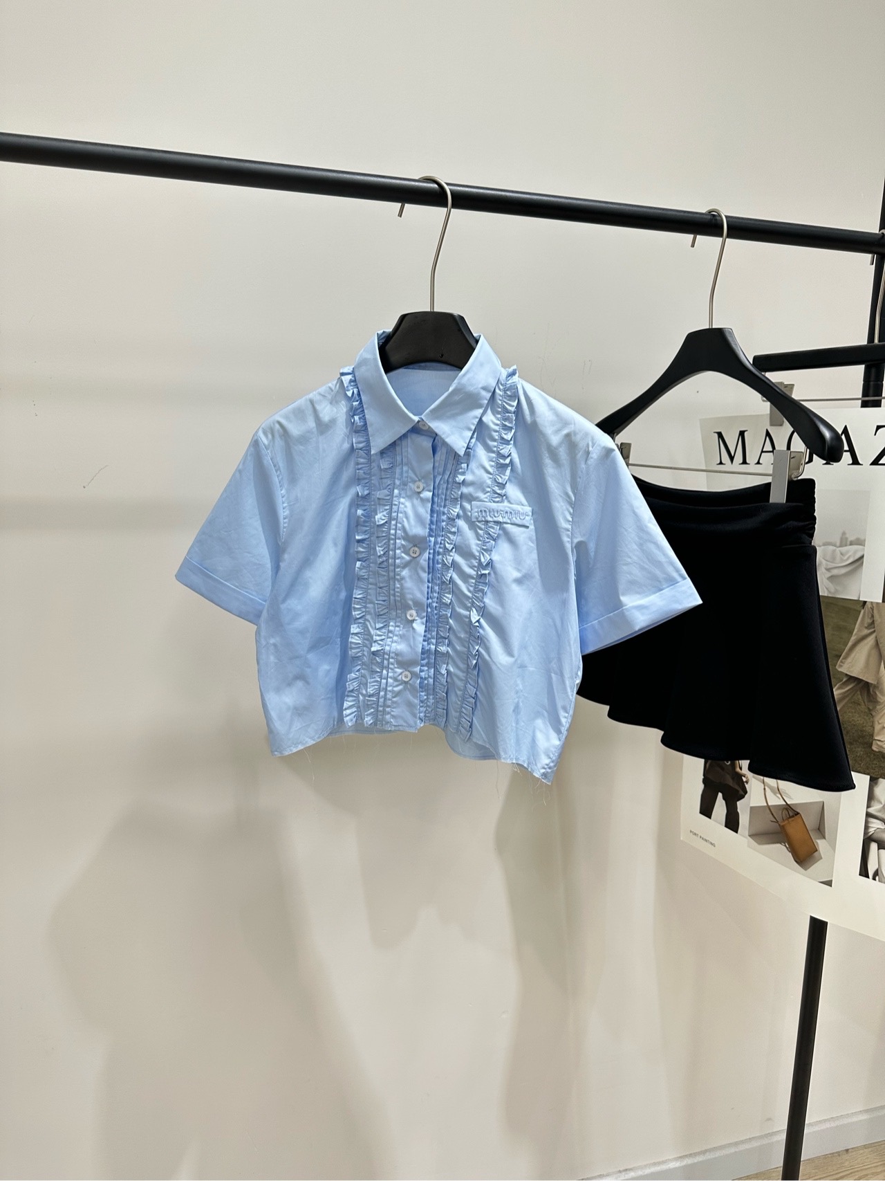 NO:799491,[M light blue double lace short-sleeved shirt], made of 100% cotton and light blue in color. Miu*'s light blue ruffled lace short shirt has fungus pleats and small lapel design, sweet and exquisite. The short version has a super waistline. Pair it with a high-waisted skirt or a work skirt to easily optimize your body proportions!  The fabric is light and breathable, making it super comfortable to wear in summer. It can be easily used for daily outings, dates, and vacations. It has both a girly and fashionable feel. It is one of the representative items of sweet girl style!  Flat size S shoulder width 41, chest circumference 94, length 44, sleeve length 20 M shoulder width 42, chest circumference 98, length 45, sleeve length 21 L shoulder width 43, chest circumference 102, length 46, sleeve length 22 There will be an error of 2~3cm in manual measurement, which is within the normal range,,miumiu,skirts,shirts,T-shirt,19860909【M浅蓝双花边短款短袖衬衫】 ,面料全棉 颜色浅蓝 Miu*这款浅蓝荷叶花边短款衬衫 木耳边褶皱+小翻领设计,甜美又精致 短款版型超显腰线,搭配高腰裙or工装短裙 轻松优化身材比例！ 面料轻薄透气,夏天穿超舒服 日常出街、约会、度假都能轻松驾驭～ 少女感和时尚感兼具 是甜妹风代表单品之一哦！ 平铺尺码 S肩宽41,胸围94,衣长44,袖长20 M肩宽42,胸围98,衣长45,袖长21 L肩宽43,胸围102,衣长46,袖长22 手工测量会有2~3cm误差属于正常范围,,miumiu,skirts,shirts,T-shirt,,Women's clothing