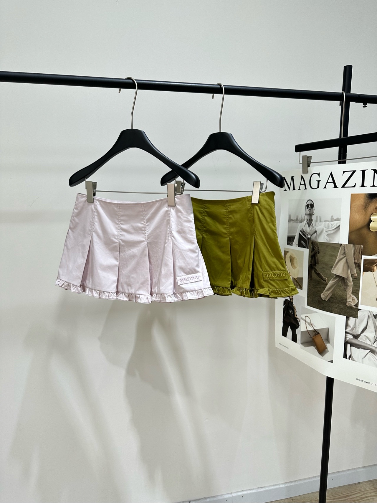 NO:799485,[M Pleated Ruffled Lace Casual Skirt] Made of 100% cotton. Colors include leather pink and olive green. Miu*'s ruffled skirt is made of glossy fabric. The pleated and ruffled design is super layered and girly. The brand logo on the skirt is highly recognizable. It goes great with tops of the same color or light-colored items. It's easy to achieve the sweet girl style!  Easily suitable for daily wear, photo shoots, and parties. Comfortable and fashionable, it is one of the must-have items for early autumn. Flat size without lining S waist 70, no hip limit, skirt length 28 M waist 74, no hip limit, skirt length 29 L waist 78, no hip limit, skirt length 30 Manual measurement will have an error of 2~3cm, which is normal,,miumiu,skirts,19860909【M压褶荷叶花边休闲短裙】 ,面料全棉 颜色皮粉色、橄榄绿 Miu*这款荷叶边短裙 采用光泽感面料,褶皱+荷叶边设计超有层次感 少女感满满 裙身品牌标识,辨识度高 搭配同色系上衣或浅色单品都很出彩 甜妹风轻松拿捏！日常穿搭、拍照、聚会都能轻松驾驭 舒适又时髦,是早秋必备单品之一 平铺尺码无内衬 S腰围70,臀围不限,裙长28 M腰围74,臀围不限,裙长29 L腰围78,臀围不限,裙长30 手工测量会有2~3cm误差属于正常范围,,miumiu,skirts,,Women's clothing