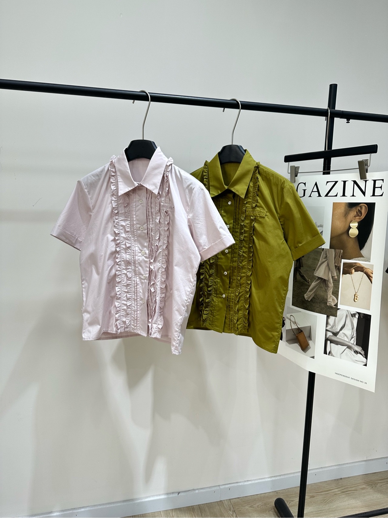 NO:799508,[M ruffled double lace regular short-sleeved shirt], made of 100% cotton, color, leather pink, olive green Miu* Lete series fungus lace short-sleeved shirt. Lightweight and quick-drying fabric, comfortable and durable. Front fungus edge + lapel design, full of retro girly feeling. Short-sleeved loose version, very suitable for spring and summer, super friendly to the figure!  Paired with a white work skirt or straw bag, you can easily carry the sweet and cool style. It is perfect for daily outings and taking photos. Flat size S Shoulder width 41, bust 96, dress length 60, sleeve length 20 M Shoulder width 42, chest 100, dress length 61, sleeve length 21 L Shoulder width 43, chest 104, dress length 62, sleeve length 22  There will be an error of 2~3cm due to manual measurement, which is within the normal range. Miumiu, espadrilles, skirts, shirts, T-shirts,19860909【M荷叶双花边常规短袖衬衫】 ,面料全棉 颜色,皮粉色、橄榄绿 Miu* Lete系列木耳边花边短袖衬衫 轻盈速干面料,穿着舒适又耐穿 前幅木耳边+翻领设计,复古少女感满满 短袖宽松版型,春夏穿超合适,对身材超友好！ 搭配白色工装裙或草编包,甜酷风轻松拿捏 日常出街、拍照都很出片 平铺尺码 S肩宽41,胸围96,衣长60,袖长20 M肩宽42,胸围100,衣长61,袖长21 L肩宽43,胸围104,衣长62,袖长22 手工测量会有2~3cm误差属于正常范围,,miumiu,espadrilles,skirts,shirts,T-shirt,,Women's clothing