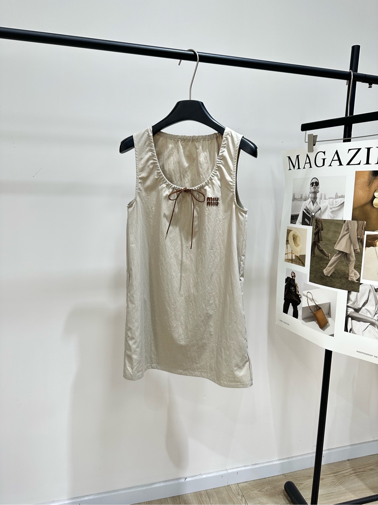 NO:799502,[U-neck vest dress with M light khaki leather logo letter], fabric and cotton blend, color light khaki Miu* Lete series sleeveless dress, light khaki cotton fabric, light and breathable, super comfortable to wear in summer!  The drawstring lace design on the chest is full of girlishness and can also modify the body proportions. The straight cut + moderate skirt length is refreshing and shows the legs. It is suitable for daily outings or vacations. Pair it with a straw hat and retro handbag to easily get a lazy and playful summer style. You can wear it in the city or at the beach to look fashionable!  Flat size S shoulder width 34, bust 88, skirt length 75 M shoulder width 35, bust 92, skirt length 76 L shoulder width 36, bust 96, skirt length 77 Manual measurement will have an error of 2~3cm, which is within the normal range,,miumiu,espadrilles,skirts,hats,19860909【M浅卡其皮标字母U领背心裙】 ,面料棉混纺 颜色浅卡其 Miu* Lete系列无袖连衣裙 浅卡其色棉质面料,轻盈透气,夏天穿超舒服！ 胸前抽绳系带设计,少女感满满 还能修饰身材比例 直筒剪裁+适中裙长,清爽又显腿 日常出街或度假都很适合 搭配草编帽、复古手提包 轻松get慵懒俏皮夏日风 都市or海边都能穿出时髦感！ 平铺尺码 S肩宽34,胸围88,裙长75 M肩宽35,胸围92,裙长76 L肩宽36,胸围96,裙长77 手工测量会有2~3cm误差属于正常范围,,miumiu,espadrilles,skirts,hats,,Women's clothing