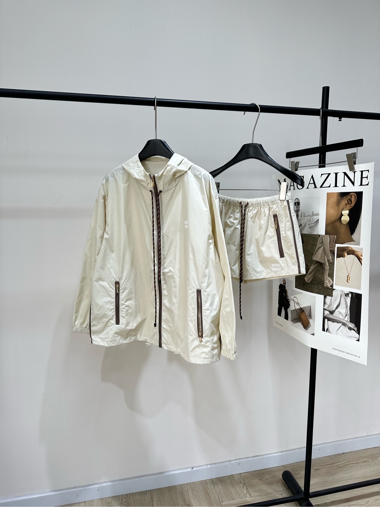 NO:799496,Jacket, shorts p [M beige hooded sun protection windbreaker jacket + shorts], fabric nylon polyester color beige beige Miu* this off-white hooded sun protection jacket is light and breathable, super safe to wear in summer!  The hooded + zipper design is simple and detailed. The brown splicing on the cuffs and pockets is very recognizable. The loose fit is highly tolerant. It can be easily used for commuting, outdoor and vacation. It is sun-protective and fashionable. It is a must-have and versatile item in the summer wardrobe!  Jacket flat size S Shoulder width 52, bust 122, length 65, sleeve length 53 M Shoulder width 53, bust 126, length 67, sleeve length 54 L Shoulder width 54, bust, length 69, sleeve length 55 Shorts flat size S Waist 66 stretch, hip 100, trouser length 31 M Waist 70 stretch, hip 104, trouser length 32  L waist circumference 74 elastic, hip circumference 108, pants length 33. There will be an error of 2~3cm in manual measurement, which is within the normal range. Miumiu, shorts, jackets & coats, hats,19860909外套, 短裤p【M米杏色连帽防晒风衣外套+短裤】 , 面料尼龙聚酯纤维 颜色米杏色 Miu*这款米白色连帽防晒外套 轻薄透气,夏天穿超安心！ 连帽+拉链设计,简约又有细节感 袖口和口袋的棕色拼接超有辨识度 宽松版型,包容性强 通勤、户外、度假都能轻松驾驭 防晒又时髦,是夏季衣橱必备百搭单品！ 外套平铺尺码 S肩宽52,胸围122,衣长65,袖长53 M肩宽53,胸围126,衣长67,袖长54 L肩宽54,胸围,衣长69,袖长55 短裤平铺尺码 S腰围66弹力,臀围100,裤长31 M腰围70弹力,臀围104,裤长32 L腰围74弹力,臀围108,裤长33 手工测量会有2~3cm误差属于正常范围,,miumiu,shorts,jackets & coats,hats,,Women's clothing