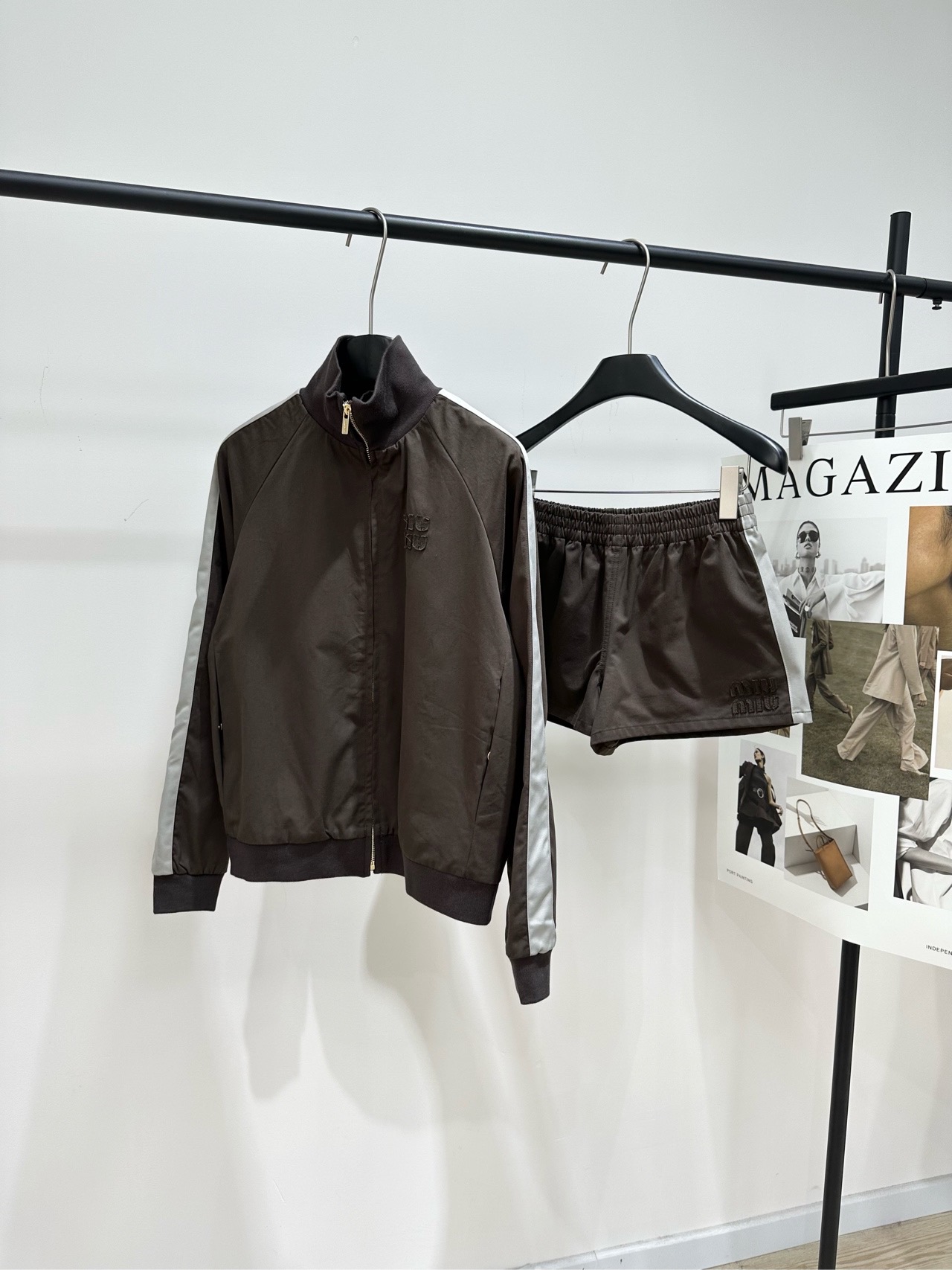 NO:799490,Jacket, shorts p [M chocolate zipper sports jacket + shorts], fabric cotton blend, color chocolate Miu * chocolate brown sports suit, including zipper jacket + shorts, mocha brown with light gray splicing, simple and detailed. The shorts have an elastic waistline, comfortable and easy to wear. The brand embroidery on the legs is very recognizable. The fabric is lightweight, very suitable for spring and autumn. It can be easily controlled for commuting, going out, and leisure. Pair with light-colored inner wear or sports shoes  Easily get retro sweet and cool style, fashionable and practical!  Jacket lay size S Raglan sleeves, bust 104, length 56, sleeve length 70 L Raglan sleeves, bust 108, length 57, sleeve length 71 Shorts lay size S Waist 66 stretch, hips 102, trouser length 30 M Waist 70 stretch, hips 106, trouser length 31  L waist circumference 74 elastic, hip circumference 110, pants length 32. There will be an error of 2~3cm in manual measurement, which is within the normal range. Miumiu, sneakers, shorts, jackets & coats, jackets & coats,19860909外套, 短裤p【M巧克力色拉链运动外套+短裤】 ,面料棉混纺 颜色巧克力色 Miu *巧克力棕运动套装 包含拉链夹克+短裤,摩卡棕配浅灰拼接 简约又有细节感 短裤弹力腰围,舒适好穿 裤腿品牌刺绣超有辨识度 面料轻便,春秋季节穿超合适 通勤、出街、休闲都能轻松驾驭 搭配浅色内搭或运动鞋 轻松get复古甜酷风,时髦又实用！ 外套平铺尺码 S插肩袖,胸围,衣长55,肩袖长69 M插肩袖,胸围104,衣长56,肩袖长70 L插肩袖,胸围108,衣长57,肩袖长71 短裤平铺尺码 S腰围66弹力,臀围102,裤长30 M腰围70弹力,臀围106,裤长31 L腰围74弹力,臀围110,裤长32 手工测量会有2~3cm误差属于正常范围,,miumiu,sneakers,shorts,jackets & coats,jackets & coats,,Women's clothing