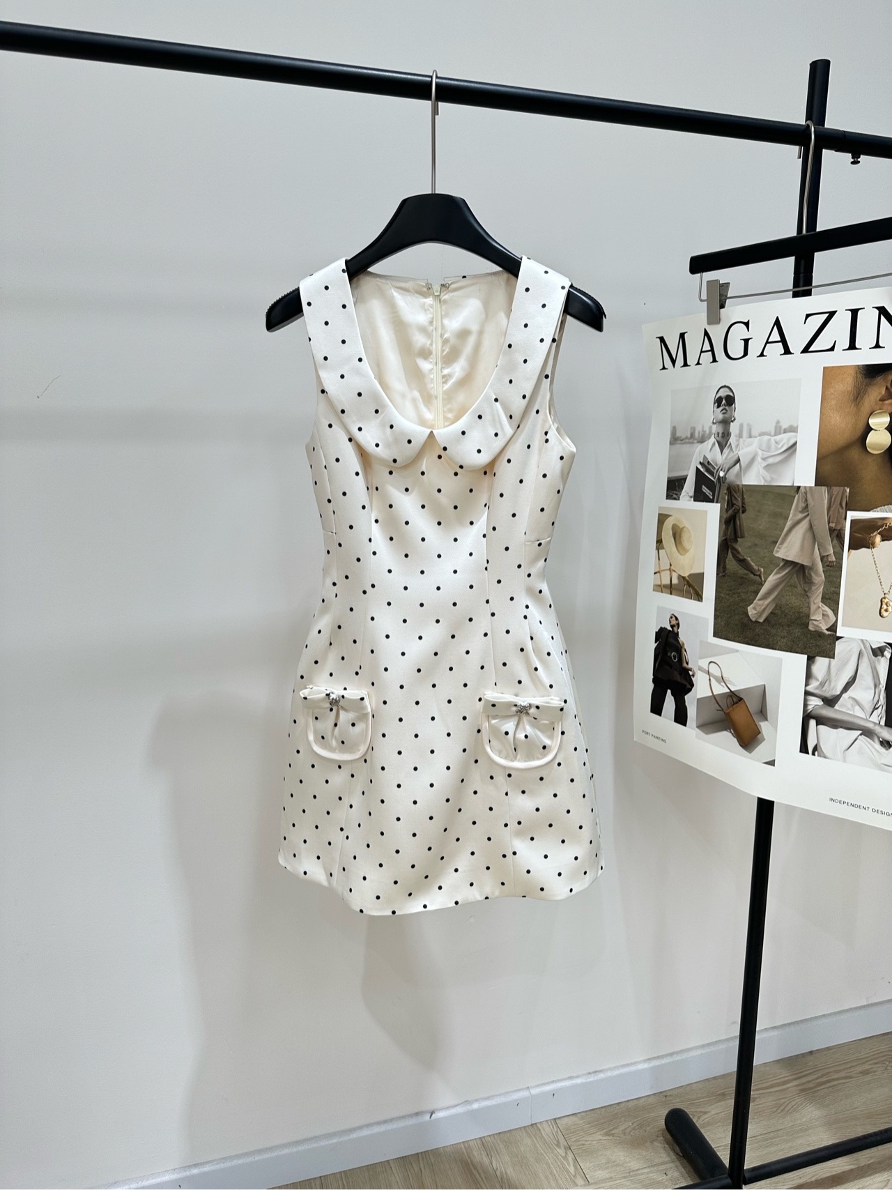 NO:799487,[JR beige polka dot doll collar sleeveless vest dress], fabric polyester fiber + viscose fiber, color beige JORYA 2026 spring and summer milk white polka dot dress French retro style, milk white base with black polka dots, fresh and elegant Sleeveless + doll collar design, playful and age-reducing Bow pockets are super detailed Waist A-line version is slim, super friendly to the figure Lightweight fabric is super comfortable to wear in spring and summer Can be easily used on dates, commuting, and parties  Pair it with Mary Jane shoes or a small bag for a French girly feel. Flat size S Shoulder width 32, bust 80, waist 64, skirt length 73 M Shoulder width 33, bust 84, waist 68, skirt length 74 L Shoulder width 34, bust 88, waist 72, skirt length 75 There will be an error of 2~3cm in manual measurement, which is within the normal range,,mary jane,skirts,19860909【JR米黑波点娃娃领无袖背心裙】 ,面料聚酯纤维+粘纤 颜色米色 JORYA 2026春夏奶白波点连衣裙 法式复古风,奶白底配黑色波点,清新优雅 无袖+娃娃领设计,俏皮减龄 蝴蝶结口袋超有细节感 收腰A字版型显瘦,对身材超友好 轻薄面料春夏穿超舒服 约会、通勤、聚会都能轻松驾驭 搭配玛丽珍鞋或小包,法式少女感满满 平铺尺码 S肩宽32,胸围80,腰围64,裙长73 M肩宽33,胸围84,腰围68,裙长74 L肩宽34,胸围88,腰围72,裙长75 手工测量会有2~3cm误差属于正常范围,,mary jane,skirts,,Women's clothing