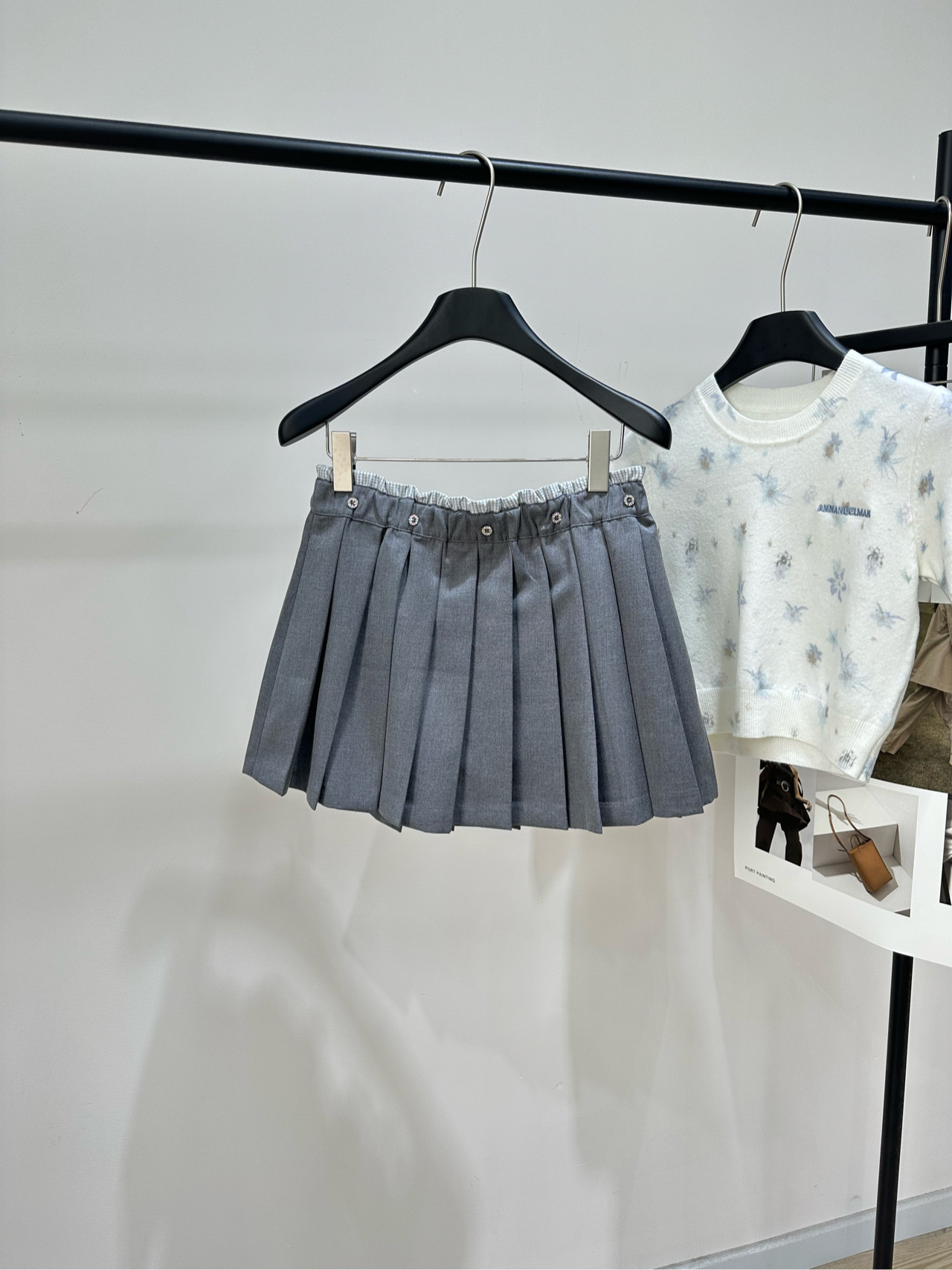 NO:799968,[her gray pleated waist button pleated skirt], made of worsted cotton and wool blend, color gray, herlian's gray collegiate style pleated skirt, high-waisted A-line version, fine pleated design, simple and age-reducing, full of youthfulness!  The fabric is crisp and has a good drape. It is suitable for daily wear or campus style. It is decorated with buttons at the waist and is full of details. Pair it with a shirt, knitted vest or cardigan. It can easily create a sense of layering. The gray color is versatile. Pair it with blue and white stripes or dark items. It can be easily worn in college style or Korean style. It is OK for commuting, attending classes and casual outings!  Flat size lined shorts S waist 70 stretch, hip 92 stretch, skirt length 36 M waist 74 stretch, hip 96 stretch, skirt length 37 L waist 78 stretch, hip 100 stretch, skirt length 38 Manual measurement will have an error of 2~3cm, which is within the normal range, skirts, shorts, shirts,19860909【her灰色褶皱腰头纽扣百褶短裙】 ,面料精纺棉羊毛混纺 颜色灰色 herlian这款灰色学院风百褶裙 高腰A字版型,细密褶皱设计 简约又减龄,青春感满满！ 面料挺括,垂坠感好 日常穿搭或校园风都很适合 腰部纽扣装饰,细节感十足 搭配衬衫、针织马甲或开衫 轻松打造层次感,灰色百搭 配蓝白条纹或深色单品 学院风、韩系风都能轻松驾驭 通勤、上课、休闲出街都很OK！ 平铺尺码有内衬短裤 S腰围70弹力,臀围92弹力,裙长36 M腰围74弹力,臀围96弹力,裙长37 L腰围78弹力,臀围100弹力,裙长38 手工测量会有2~3cm误差属于正常范围,,skirts,shorts,shirts,,Women's clothing