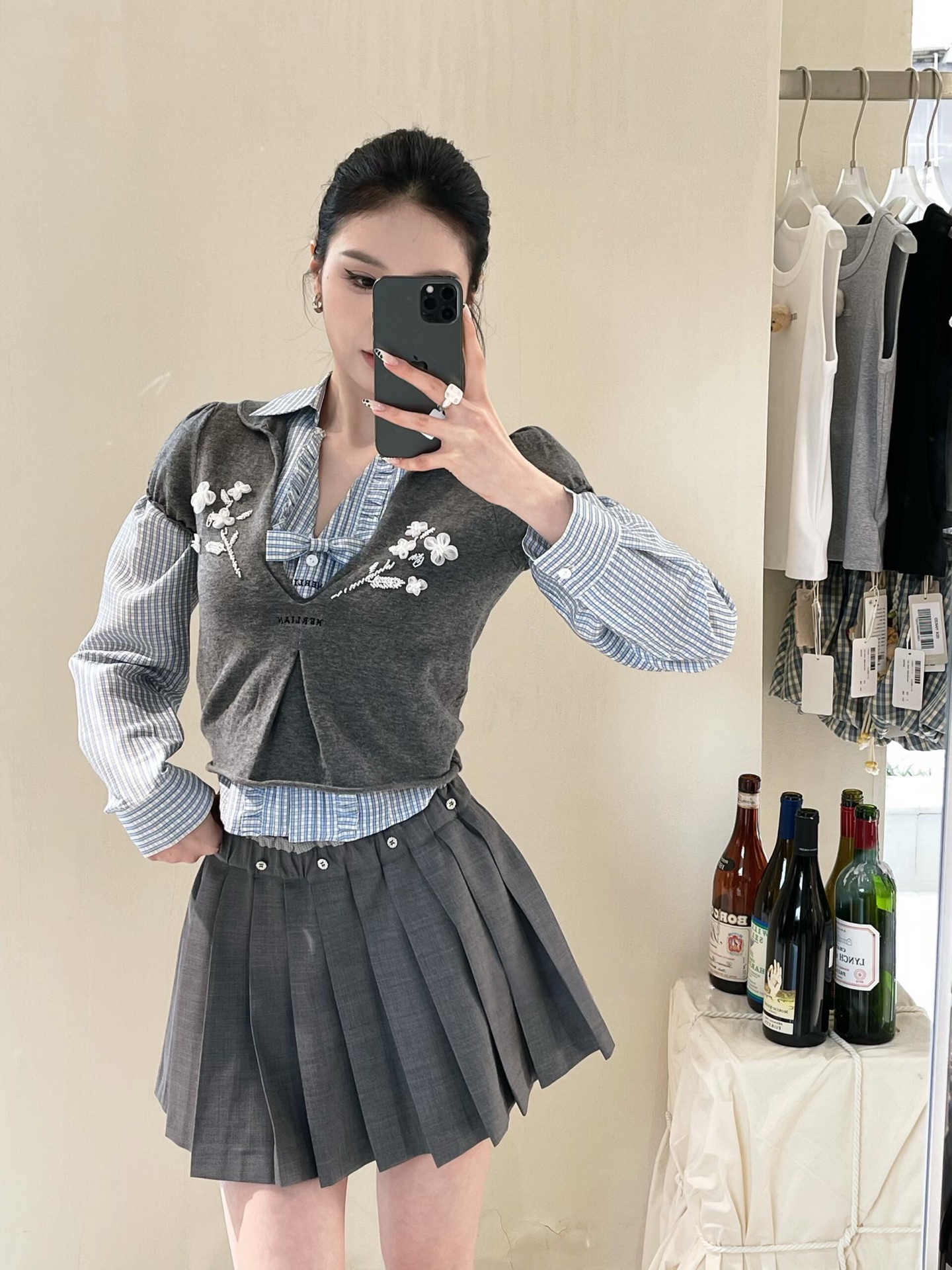 NO:799970,The fabric is crisp and has a good drape. It is suitable for daily wear or campus style. The buttons on the waist are decorated with full details.19860909面料挺括,垂坠感好 日常穿搭或校园风都很适合 腰部纽扣装饰,细节感十足,,,Women's clothing