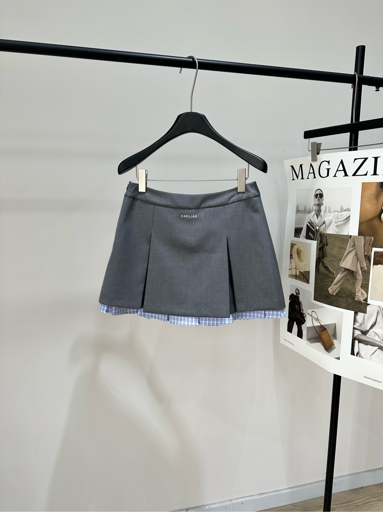 NO:799960,[her gray blue plaid edge pleated skirt] l, fabric worsted cotton and wool blend, color gray HERLIAN 2026 spring new arrival, gray tone pleated skirt, full of college style!  Gray tone knitted fabric + blue and white plaid spliced ​​hem. The layering and retro atmosphere are online. The A-line version modifies the leg shape, making you look slimmer and taller. It is suitable for daily commuting and campus wear. Pair it with a doll collar shirt or sweater to easily get the sweet girl style. It has both quality and design. Girls who like college style don’t miss it!  Flat size shorts with anti-exposure lining. S waist 64, hips 84 stretch, skirt length 35. M waist 70, hips 88 stretch, skirt length 36. L waist 74, hips 92 stretch, skirt length 37. There will be an error of 2~3cm in manual measurement, which is within the normal range. Skirts, shorts, shirts,19860909【her灰色蓝格边压褶半裙】 l,面料精纺棉羊毛混纺 颜色灰色 HERLIAN 2026春季新品 灰调叠格短裙,学院风满满！ 灰调针织面料+蓝白格纹拼接下摆 层次感和复古气息都在线 A字版型修饰腿型,显瘦又显高 日常通勤、校园穿搭都很适合 搭配娃娃领衬衫或针织衫 轻松get乖巧甜妹风 品质与设计感兼具,喜欢学院风的姐妹别错过啦！ 平铺尺码有防走光内衬短裤 S腰围64,臀围84弹力,裙长35 M腰围70,臀围88弹力,裙长36 L腰围74,臀围92弹力,裙长37 手工测量会有2~3cm误差属于正常范围,,skirts,shorts,shirts,,Women's clothing