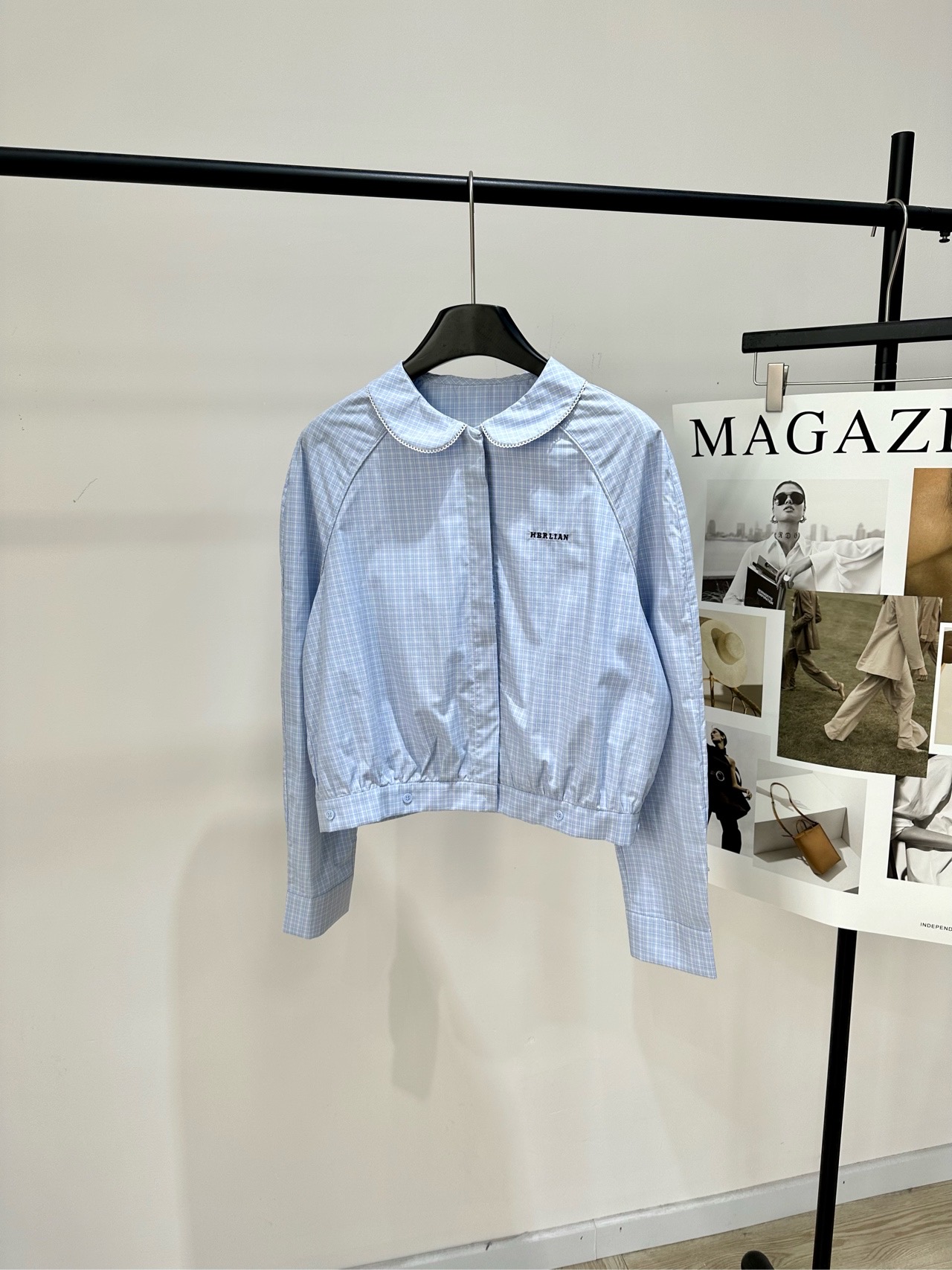NO:799958,[her light blue plaid doll collar long-sleeved shirt], made of 100% cotton, color light blue plaid, HERLIAN 2026 spring new product, blue and white plaid + doll collar design, full of girly feel!  The loose short cut makes you look slimmer and flatters your figure. The light fabric is perfect for spring and summer wear. It can be easily worn for daily commuting and leisure. Pair it with a high-waisted skirt or jeans for a fresh and sweet look!  Positioned in the mid-to-high end, details and design are online. Flat size S raglan sleeves, bust 108, length 52, shoulder sleeve length 72 M Raglan sleeves, bust 112, length 53, shoulder sleeve length 73 L Raglan sleeves, bust 116, length 54, shoulder sleeve length 74. There will be an error of 2~3cm in manual measurement, which is within the normal range, skirts, jeans, shirts,19860909【her浅蓝蓝格娃娃领长袖衬衫】 ,面料全棉 颜色浅蓝格纹 HERLIAN 2026春季新品 蓝白格纹+娃娃领设计,少女感满满！ 宽松短版剪裁,显瘦又修饰身形 轻薄面料超适合春夏穿搭 日常通勤、休闲都能轻松驾驭 搭配高腰裙或牛仔裤,清新甜美风get！ 定位中高端,细节和设计感都很在线 平铺尺码 S插肩袖,胸围108,衣长52,肩袖长72 M插肩袖,胸围112,衣长53,肩袖长73 L插肩袖,胸围116,衣长54,肩袖长74 手工测量会有2~3cm误差属于正常范围,,skirts,jeans,shirts,,Women's clothing
