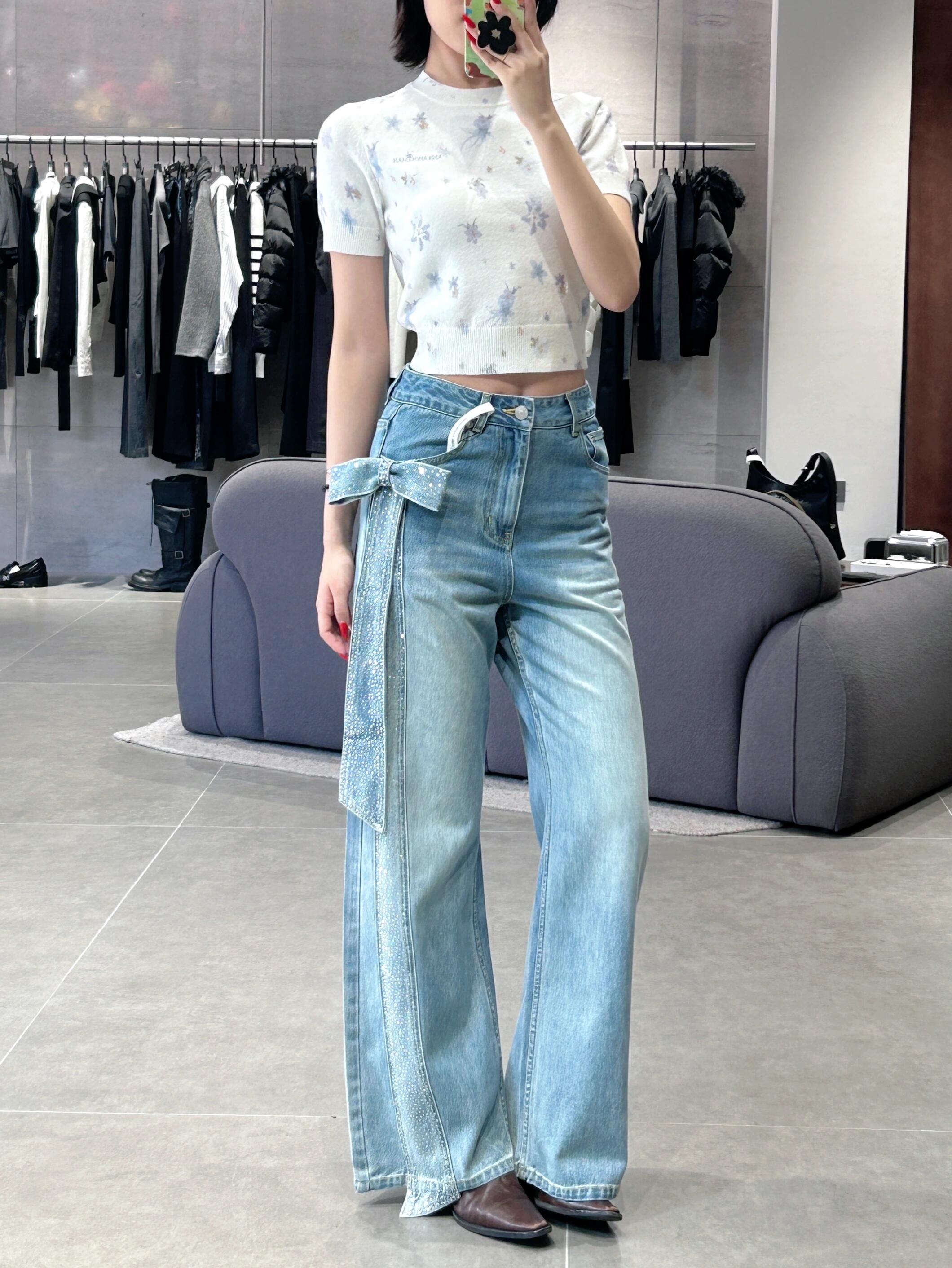 NO:799956,White base with light blue floral flowers, fresh and gentle, full of spring atmosphere!  The knitted fabric is soft and comfortable, and the short design makes you look taller and slimmer.19860909白色底配浅蓝碎花,清新又温柔 春日氛围感满满！ 针织面料柔软舒适,短款设计显高显瘦,,,Women's clothing