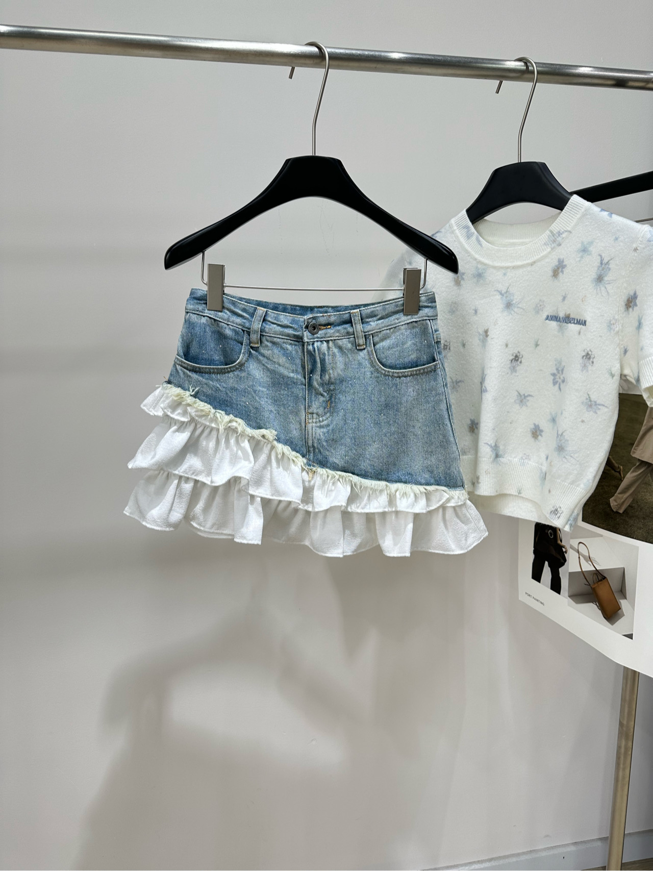 NO:799969,[Ann's spliced ​​ruffled ruffled denim skirt], fabric: denim cotton + polyester fiber, blue and white color matching ANN ANDELMAN's denim spliced ​​ruffled skirt, made of classic denim fabric + white ruffled edges, perfect sweet and cool style!  The distressed washed denim has a retro feel, and the ruffles are full of layers. It is soft and playful. The high-waist design is slim, suitable for daily commuting and casual outings. Pair it with a white T or lace suspenders to easily get a French modern girly look ~ 2025 summer new style, with both design and practicality. A must-have for fashionable girls. Flat size S waist 68, hip 88, skirt length 34 M waist 72, hip 92, skirt length 35  L waist circumference 76, hip circumference 96, skirt length 36. There will be an error of 2~3cm in manual measurement, which is within the normal range. Skirts,19860909【Ann拼接荷叶边烫钻牛仔半裙】 ,面料:牛仔棉+聚酯纤维 颜色蓝白拼色 ANN ANDELMAN这款牛仔拼接荷叶边短裙 采用经典牛仔面料+白色荷叶边 甜酷风格满分！ 做旧水洗牛仔自带复古感,荷叶边层次感十足 柔美又俏皮 高腰设计显瘦,日常通勤、休闲出街都很适合 搭配白T或蕾丝吊带,轻松get法式摩登少女感～ 2025夏季新款,设计感与实穿性兼具 时髦女孩必入 平铺尺码 S腰围68,臀围88,裙长34 M腰围72,臀围92,裙长35 L腰围76,臀围96,裙长36 手工测量会有2~3cm误差属于正常范围,,skirts,,Women's clothing