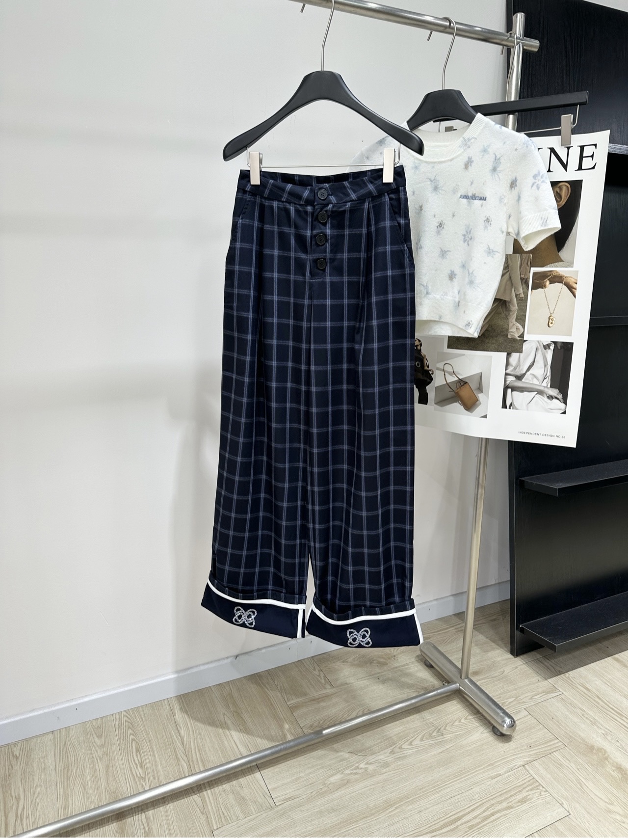 NO:799965,[Ann's dark blue plaid hot rhinestone rolled hem casual trousers], fabric polyester fiber + viscose fiber, color dark blue plaid ANN ANDELMAN 2026 early spring series plaid wide-leg pants, navy blue + dark gray plaid, full of retro college style!  Cuffed trouser legs + rhinestoned LOGO, super exquisite details. High-quality cotton blend, good drape and comfortable, loose straight design, suitable for commuting and leisure. Buttoned waist decoration, practical and design. Pair with white T or sweater, easy to get lazy and fashionable style~ It is a high-end fashion item, suitable for sisters who pursue quality and design!  Flat size S waist 68, hip 94, trouser length 105 M waist 72, hip 98, trouser length 106 L waist 76, hip 102, trouser length 107 There will be an error of 2~3cm in manual measurement, which is within the normal range.19860909【Ann深蓝格纹烫钻卷边休闲长裤】 ,面料聚酯纤维+粘纤 颜色深蓝格纹 ANN ANDELMAN 2026早春系列格纹阔腿裤 藏蓝+深灰格纹,复古学院风满满！ 裤脚翻边+烫钻LOGO,细节超精致 高品质棉混纺,垂感好又舒适,宽松直筒设计 通勤休闲都OK 腰部排扣装饰,实用又有设计感 搭配白T或针织衫,轻松get慵懒时髦风～ 属于高端时尚单品,适合追求品质和设计感的姐妹们！ 平铺尺码 S腰围68,臀围94,裤长105 M腰围72,臀围98,裤长106 L腰围76,臀围102,裤长107 手工测量会有2~3cm误差属于正常范围,,,Women's clothing