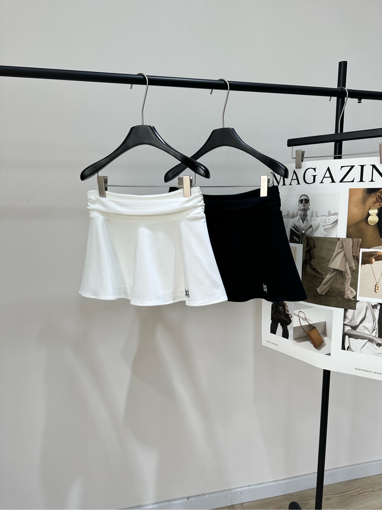 NO:799961,[Ann's black and white pleated waist tennis casual skirt], fabric cotton blend, color white, black ANN Andelman tennis skirt, high-waisted A-line version + slightly puffy skirt, modified waist-to-hip ratio, slimming and elongated leg lines, soft knitted fabric, close-fitting and comfortable, perfect for spring and summer!  The skirt is flexible and elegant. It can be easily controlled for daily outings, sports, and appointments. Built-in anti-exposure design, full of security. It is both fashionable and practical. It is a versatile wardrobe essential. The flat size has anti-exposure lining shorts. S waist 70, hip 86 micro-elastic, skirt length 32 M waist 74, hip 90 micro-elastic, skirt length 33 L waist 78, hip 94 micro-elastic, skirt length 34  There will be an error of 2~3cm due to manual measurement, which is within the normal range, skirts, shorts,19860909【Ann黑白褶皱腰网球休闲半裙】 ,面料棉混纺 颜色白色、黑色 ANN Andelman网球裙 高腰A字版型+微蓬裙摆 修饰腰臀比例,显瘦又拉长腿部线条 柔软针织面料,贴身舒适,春夏穿超合适！ 裙摆灵动飘逸 日常出街、运动、约会都能轻松驾驭 内置防走光设计,安全感满满 兼具时尚与实用,是衣橱百搭必备单品 平铺尺码有防走光内衬短裤 S腰围70,臀围86微弹力,裙长32 M腰围74,臀围90微弹力,裙长33 L腰围78,臀围94微弹力,裙长34 手工测量会有2～3cm误差属于正常范围,,skirts,shorts,,Women's clothing