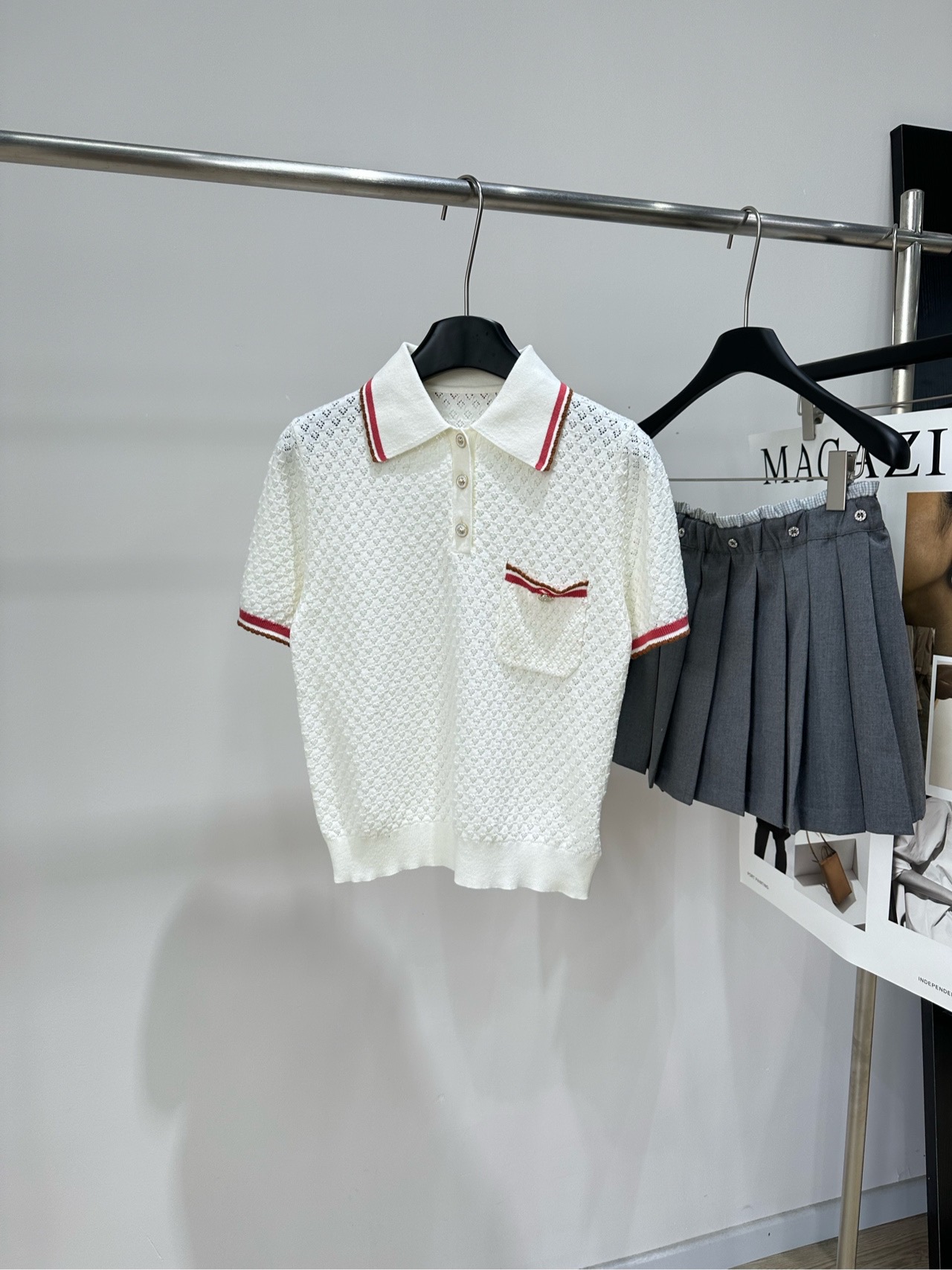 NO:800499,[Red edge hollow polo knitted short sleeves], fabric cotton, color white, this Polo shirt is made of milky white hollow knitted fabric, breathable and comfortable, perfect for summer!  The contrasting red and white trim embellishes the collar, cuffs and small pockets. It is retro and noble. The short waist design optimizes body proportions. It goes well with high-waisted jeans or skirts. It is easy to switch between Korean casual or French lady style. Metal buttons + small pockets are full of details. It can be easily used for commuting, dating and traveling. It is a versatile and practical wardrobe essential!  Flat size S shoulder width 35, bust 82 stretch, length 53, sleeve length 22 M shoulder width 36, chest 86 stretch, length 54, sleeve length 23 L shoulder width 37, bust 90 stretch, length 55, sleeve length 24 Manual measurement will have an error of 2 to 3cm, which is within the normal range, skirts, jeans, T-shirts,19860909【红边镂空polo针织短袖】 ,面料棉 颜色白色 这款Polo衫采用奶白色镂空针织面料 透气舒适,夏天穿超合适！ 红白撞色镶边点缀领口、袖口和小口袋 复古又显贵气 短款收腰设计,优化身材比例 搭高腰牛仔裤或半裙都很出彩 轻松切换韩系休闲or法式名媛风 金属纽扣+小口袋细节感满满 通勤、约会、出游都能轻松驾驭 是百搭实用的衣橱必备单品！ 平铺尺码 S肩宽35,胸围82弹力,衣长53,袖长22 M肩宽36,胸围86弹力,衣长54,袖长23 L肩宽37,胸围90弹力,衣长55,袖长24 手工测量会有2～3cm误差属于正常范围,,skirts,jeans,T-shirt,,Women's clothing