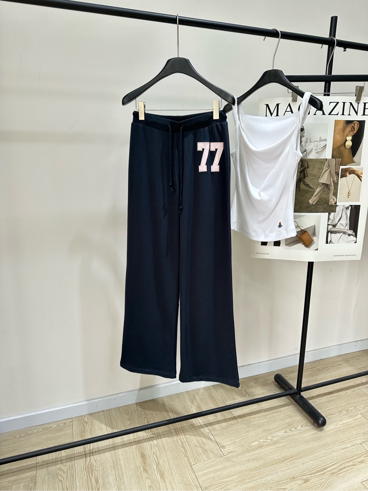 NO:800495,[77 navy patched lettering casual sanitary trousers], made of 100% cotton terry cotton, color navy blue Subdued 25 autumn and winter new wide-leg pants, dark blue main tone + '77' patch on the left leg, highly recognizable!  High-waisted drawstring design, comfortable and practical, loose straight fit, suitable for daily leisure or sports. The fabric is soft and breathable, super comfortable to wear in autumn and winter. It can be worn with T-shirts, sweatshirts, and sneakers. Easily get the American retro style~ Flat size  There will be an error of 2 to 3cm due to manual measurement, which is within the normal range, sneakers, hoodies, sweatshirts, tees, t-shirts,19860909【77藏蓝贴布字母休闲卫长裤】 ,面料全棉毛圈棉 颜色藏蓝 Subdued 25秋冬新款阔腿裤 深蓝色主调+左腿“77”贴片 辨识度超高！高腰抽绳设计 舒适又实用,宽松直筒版型 日常休闲或运动都OK 面料柔软透气,秋冬穿超舒服 随便搭T恤、卫衣、运动鞋 轻松get美式复古风～ 平铺尺码 S腰围68弹力,臀围92,裤长106 M腰围72弹力,臀围96,裤长107 L腰围76弹力,臀围100,裤长108 手工测量会有2～3cm误差属于正常范围,,sneakers,hoodie,sweatshirts,tees，t-shirt,,Women's clothing