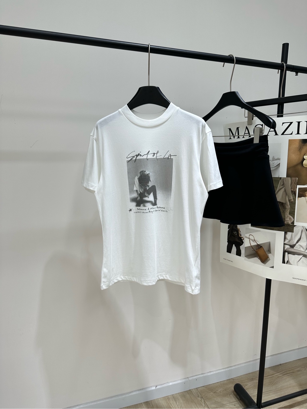 NO:800491,[AB American portrait letter printed short-sleeved T-shirt], the fabric is 100% cotton and the color is white. ANINE BING's white short-sleeved T-shirt is made of soft pure cotton fabric, comfortable and breathable. It has black and white portrait printing on the front + 'Spirit of LA' words. The retro American style is super atmospheric. The loose version is tolerant to a variety of body shapes. It is OK to wear alone or inside. It goes well with jeans and skirts!  It can be easily used for daily leisure and vacation. It belongs to the brand's classic series, fashionable and textured ~ Flat size S Shoulder width 46, bust 100, length 63, sleeve length 20 M Shoulder width 47, chest 104, length 64, sleeve length 21 L Shoulder width 48, chest 108, length 65, sleeve length 22  There will be an error of 2 to 3cm due to manual measurement, which is within the normal range, skirts, jeans, T-shirts, tees, t-shirts,19860909【AB美式人像字母印花短袖T】 ,面料全棉 颜色白色 ANINE BING这款白色短袖T恤 采用柔软纯棉面料,穿着舒适透气 正面黑白人像印花+“Spirit of LA”字样 复古美式风格超有氛围感 宽松版型,包容多种身材 单穿或内搭都很OK 搭配牛仔裤、半裙都很出彩！ 日常休闲、度假都能轻松驾驭 属于品牌经典系列,时髦又有质感～ 平铺尺码 S肩宽46,胸围100,衣长63,袖长20 M肩宽47,胸围104,衣长64,袖长21 L肩宽48,胸围108,衣长65,袖长22 手工测量会有2～3cm误差属于正常范围,,skirts,jeans,T-shirt,tees，t-shirt,,Women's clothing