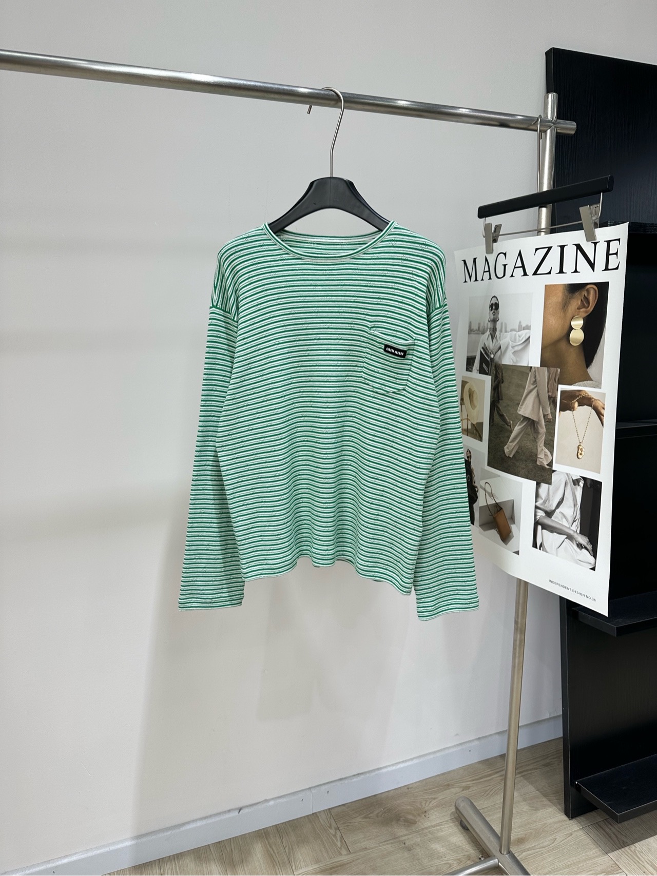 NO:801027,[M mint green and white striped long-sleeved crew neck sweater], fabric cotton + cashmere + mulberry silk, color green and white stripes, Miu*'s mint green striped long-sleeved T-shirt is made of cashmere + silk blend, soft and skin-friendly, breathable, super comfortable to wear!  Pinstripe + small pocket design, full of details. The loose fit covers the flesh and looks slim. It can be easily used for daily commuting, dating, and leisure. The mint green is fresh and white. It goes well with khaki shorts or jeans. It is easy to get a lazy and high-end feel. Flat size S shoulder width 45, chest 100, length 59, sleeve length 57 M shoulder width 46, chest 104, length 60, sleeve length 58  L shoulder width 47, chest 108, length 61, sleeve length 59. Manual measurement will have an error of 2 to 3vm, which is within the normal range. Miumiu, shorts, jeans, sweaters, tees, t-shirt,19860909【M薄荷绿白条纹长袖圆领毛衣】 ,面料棉+羊绒+桑蚕丝 颜色绿白条纹 Miu*这款薄荷绿条纹长袖T恤 采用羊绒+丝混纺 柔软亲肤又透气,穿着超舒适！ 细条纹+小口袋设计,细节满分 宽松版型遮肉显瘦 日常通勤、约会、休闲都能轻松驾驭 薄荷绿清新显白 搭配卡其短裤或牛仔裤都很出彩 轻松get慵懒高级感 平铺尺码 S肩宽45,胸围100,衣长59,袖长57 M肩宽46,胸围104,衣长60,袖长58 L肩宽47,胸围108,衣长61,袖长59 手工测量会有2～3vm误差属于正常范围,,miumiu,shorts,jeans,sweaters,tees，t-shirt,,Women's clothing