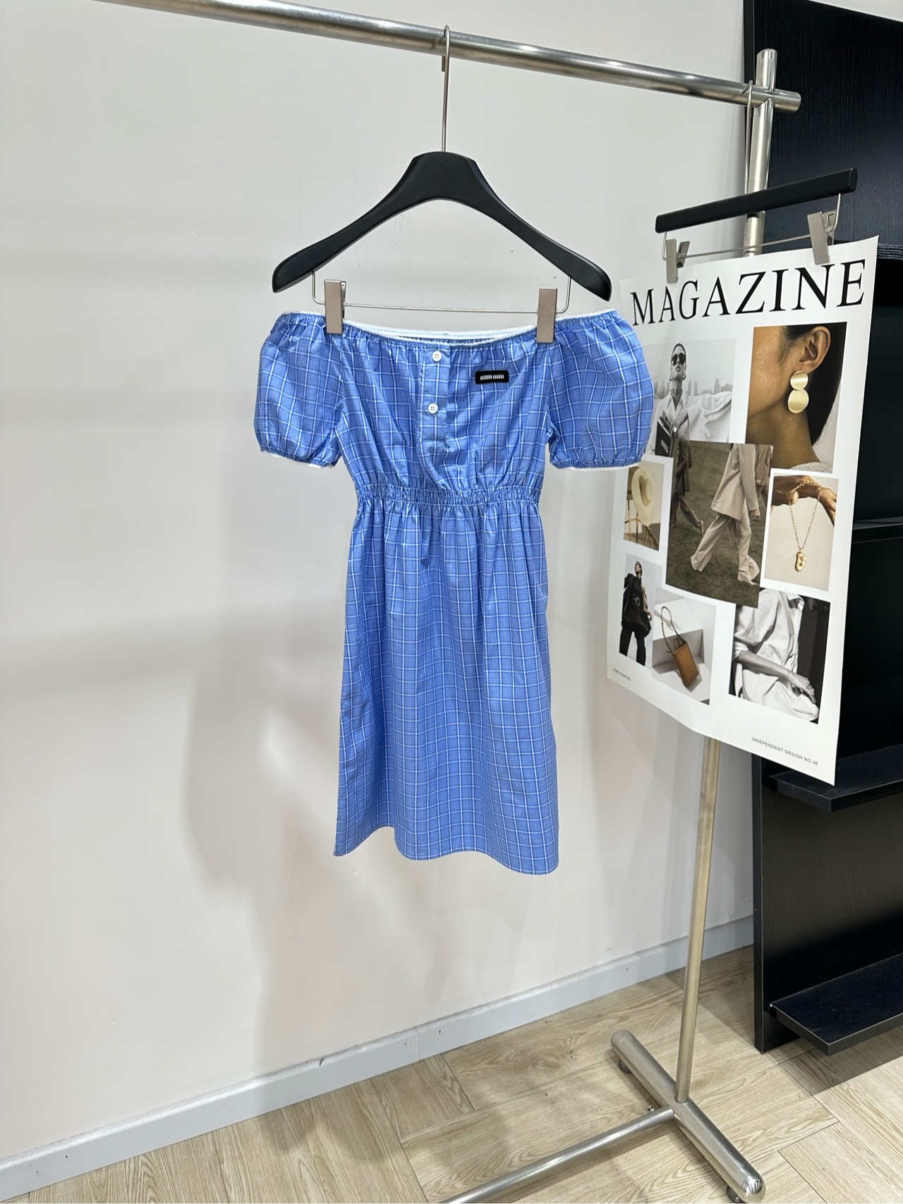 NO:801439,[M blue plaid lace one-shoulder dress], fabric, cotton, color blue plaid Miu*2026 new spring and summer blue plaid one-shoulder dress, cotton fabric is light and breathable, super comfortable to wear in summer!  One-shoulder + puff sleeve design, super beautiful collarbone line, retro and girly, high-waisted tailoring makes you slimmer and taller, blue and white plaid is fresh and elegant, can be easily used for vacation, commuting, and dating. Pair it with a suede jacket or ballet shoes to completely enhance the atmosphere!  Flat size S bust 82, waist 52 stretch, skirt length 76 M, bust 86, waist 56 stretch, skirt length 77 L bust 90, waist 60 stretch, skirt length 78. There will be an error of 2 to 3cm in manual measurement, which is within the normal range. Miumiu, skirts, jackets & coats, chamois leather,19860909【M蓝格花边一字领收腰连衣裙】 ,面料,棉 颜色蓝格 Miu*2026春夏新款蓝色格纹一字肩连衣裙 棉质面料轻盈透气,夏天穿超舒服！ 一字肩+泡泡袖设计,锁骨线条超美 复古又少女感满满 高腰剪裁显瘦显高 蓝白格纹清新优雅 度假、通勤、约会都能轻松驾驭 搭配麂皮外套或芭蕾鞋 氛围感直接拉满！ 平铺尺码 S胸围82,腰围52弹力,裙长76 M,胸围86,腰围56弹力,裙长77 L胸围90,腰围60弹力,裙长78 手工测量会有2～3cm误差属于正常范围,,miumiu,skirts,jackets & coats,chamois leather,,Women's clothing