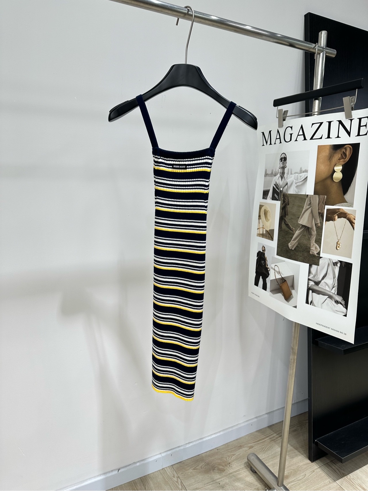 NO:801982,[M yellow, blue and white striped strap suspender knitted skirt], fabric cotton, color yellow, blue and white striped, miu style pure cotton black and yellow contrast striped mini backless lace-up knitted dress, a summer shirt that brings retro sweetness and relaxation. Skin-friendly pure cotton fabric is selected and made with delicate rib weaving. The texture is full, elastic and fits the body shape, and outlines smooth curves. Navy blue bottom with milky white and bright yellow stripes  Retro contrasting colors bring a retro college atmosphere, with rich visual layers. ♀Sleeveless halter neck style, neatly modifying the shoulder and neck lines. Brand logo patch on the front chest, details highlight the texture. Back cross lace design, adjustable elasticity. Large backless cut releases sexy tension, straps are full of drape. Sway with your steps. Slim mini version. The length of the dress is thigh-high, highlighting the proportions, suitable for various wearing scenarios, whether it is for vacation, date, banquet or daily outing.  You can easily capture the retro sweet and spicy atmosphere. It is an eye-catching item in the summer wardrobe, unlocking multiple dressing possibilities. Flat size S Bust 60-80, skirt length 64 excluding straps M Bust 64-84, skirt length 65 excluding straps L Bust 68-88, skirt length 66 excluding straps There will be an error of 2 to 3cm due to manual measurement, which is normal,,miumiu,skirts,19860909【M黄蓝白条纹绑带吊带针织裙】 ,面料棉 颜色黄蓝白条纹 miu风纯棉黑黄撞色条纹迷你露背系带针织连衣裙 把复古甜辣与松弛感拉满的夏日战袍 甄选亲肤纯棉面料,以细腻罗纹织法打造 肌理感饱满,弹力贴合身形,勾勒流畅曲线 藏青底撞奶白、明黄条纹 复古撞色自带复古学院氛围,视觉层次丰富 ♀无袖挂脖领型,利落修饰肩颈线条 前胸饰品牌标识贴片,细节彰显质感 后背交叉系带设计,可调节松紧 大露背剪裁释放性感张力,绑带垂坠感十足 随步履摇曳生姿.修身迷你版型 衣长及大腿,凸显比例,适配多元穿搭场景 无论是度假出行、约会赴宴还是日常出街 都能轻松拿捏复古甜辣氛围 是夏日衣橱里的吸睛单品,解锁多元穿搭可能性 平铺尺码 S 胸围60-80 ,裙长64 不含肩带 M 胸围64-84, 裙长65 不含肩带 L 胸围68-88 ,裙长66 不含肩带 手工测量会有2～3cm误差属于正常范围,,miumiu,skirts,,Women's clothing