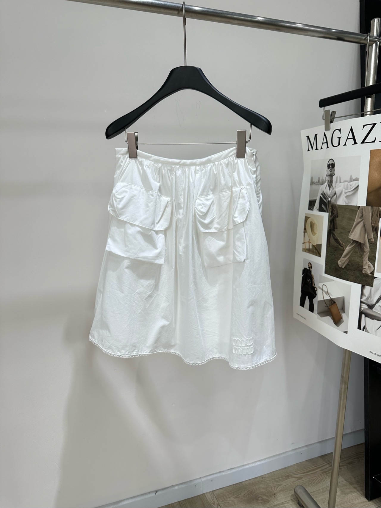 NO:802005,[M white double pocket lace casual mid-length skirt], fabric cotton, color white, Miu* white workwear skirt, made of crisp cotton fabric, loose low-waisted design, with large pockets, practical and design sense. The lace hem adds a girly touch, and the brand embroidery details are super exquisite. It can be easily managed for daily commuting, dating, and vacation. Pair it with a knitted cardigan or striped shirt, and get the retro girly style!  Wear refreshingly in spring and summer to show whiteness, cover the flesh and show proportions. Flat size S waist 72, skirt length 55 M waist 76, skirt length 56 L waist 80, skirt length 57 There will be an error of 2 to 3cm in manual measurement, which is within the normal range,,miumiu,skirts,shirts,19860909【M白色双口袋花边休闲中长裙】 ,面料棉 颜色白色 Miu*白色工装半裙,采用挺括棉质面料 宽松低腰设计,搭配大口袋 实用又有设计感 花边下摆增添少女气息,品牌刺绣细节超精致 日常通勤、约会、度假都能轻松驾驭 搭配针织开衫或条纹衬衫,复古少女风get！ 春夏穿清爽显白,遮肉又显比例 平铺尺码 S腰围72,裙长55 M腰围76,裙长56 L腰围80,裙长57 手工测量会有2～3cm误差属于正常范围,,miumiu,skirts,shirts,,Women's clothing
