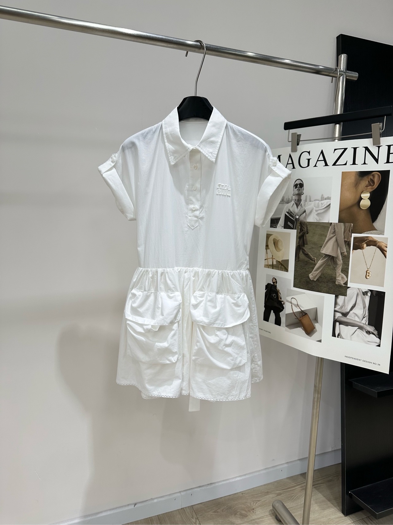 NO:801993,[M white double pocket polo short-sleeved shirt dress], made of 100% cotton and color is white. Miu*'s white workwear-style dress is made of pure cotton, light and breathable, and super comfortable to wear in summer!  Polo collar + chest embroidery, perfect details. Gathered waist design, fluffy skirt. Adjustable back strap for a better fit. Big pocket workwear style, practical and playful. Easy to manage for daily commuting, dating, and vacation~ Pair with loafers or Mary Janes. Switch between college style or retro style at will. Sweet and age-reducing, full of girly look!  Flat size S raglan sleeves, bust 94, skirt length 78, shoulder sleeve length 24 M raglan sleeves, bust 98, skirt length 79, shoulder sleeve length 25 L Raglan sleeves, bust 102, skirt length 80, shoulder sleeve length 26 Manual measurement will have an error of 2 to 3cm, which is within the normal range,,miumiu,loafers,mary jane,skirts,shirts,T-shirt,19860909【M白色双口袋polo短袖衬衫裙】 ,面料全棉 颜色白色 Miu*这款白色工装风连衣裙 采用纯棉材质,轻盈透气,夏天穿超舒服！ Polo领+胸前刺绣,细节满分 腰部收褶设计,裙摆蓬松 后背系带可调节,穿着更贴合 大口袋工装风,实用又俏皮 日常通勤、约会、度假都能轻松驾驭～ 搭配乐福鞋或玛丽珍鞋 学院风or复古风随心切换 甜美又减龄,少女感爆棚！ 平铺尺码 S连肩袖,胸围94,裙长78,肩袖长24 M插肩袖,胸围98,裙长79,肩袖长25 L插肩袖,胸围102,裙长80,肩袖长26 手工测量会有2～3cm误差属于正常范围,,miumiu,loafers,mary jane,skirts,shirts,T-shirt,,Women's clothing