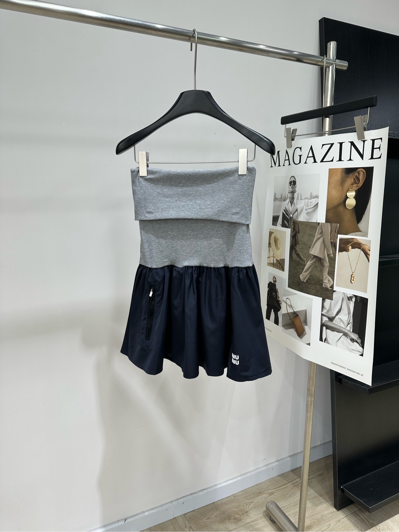 NO:802739,[M navy blue and gray double zipper tube top skirt], fabric cotton + polyester fiber, navy blue and gray color, miu style contrast stitching tube top skirt, two-wear mini skirt, unlocking the sweet and cool possibility of wearing two clothes in one. The upper body is made of high-elastic wide rib knitted fabric to create a wide elastic waist, which can be worn upright as a tube top. It can modify the shoulder and neck lines and can also be folded to make a high-waist waist. It can be transformed into an A-line skirt in seconds, suitable for multiple dressing scenes.  The lower body is made of classic technical fabrics to create an unlined flared silhouette, with a fluffy and flexible silhouette. It has double-sided metal zipper pockets with an airy feel when walking. It has both practicality and sporty texture. The details show the design ingenuity. The skirt is decorated with rubber brand logo, which makes it easy to recognize. The contrasting splicing of heather gray and navy blue brings retro and avant-garde feeling. It is suitable for commuting, going out, dating and other diverse scenes. The two-wear design maximizes the utilization of the wardrobe. It is a must-have summer wardrobe for sweet and cool girls.  Easily grasp the looseness and girlishness of the miu style. Flat size S bust 66 elastic, waist 62 stretch, skirt length 67 M bust 70 stretch, waist 66 stretch, skirt length 68 L waist 74 stretch, waist 70 stretch, skirt length 69 There will be an error of 2 to 3cm in manual measurement, which is normal,,miumiu,skirts,19860909【M藏蓝拼灰双拉链抹胸裙】 ,面料棉+聚酯纤维 颜色藏蓝拼灰 miu风撞色拼接抹胸半裙两穿迷你裙 解锁一衣两穿的甜酷穿搭可能性 上半身甄选高弹宽罗纹针织面料 打造宽幅弹力腰头,可直立穿作抹胸 修饰肩颈线条也可翻折作高腰腰头 秒变A字半裙,适配多元穿搭场景 下半身采用经典技术面料 打造无衬里喇叭版型,廓形蓬松灵动 行走间自带空气感双侧金属拉链口袋 兼具实用性与运动质感 细节彰显设计巧思 裙摆饰橡胶品牌徽标,辨识度拉满 麻灰与藏青撞色拼接,复古与先锋感碰撞 适配通勤、出街、约会等多元场景 一衣两穿的设计,最大化衣橱利用率 是甜酷女孩的夏日衣橱刚需 轻松拿捏miu系松弛感与少女感 平铺尺码 S胸围66弹力,腰围62弹力,裙长67 M胸围70弹力,腰围66弹力,裙长68 L腰围74弹力,腰围70弹力,裙长69 手工测量会有2～3cm误差属于正常范围,,miumiu,skirts,,Women's clothing