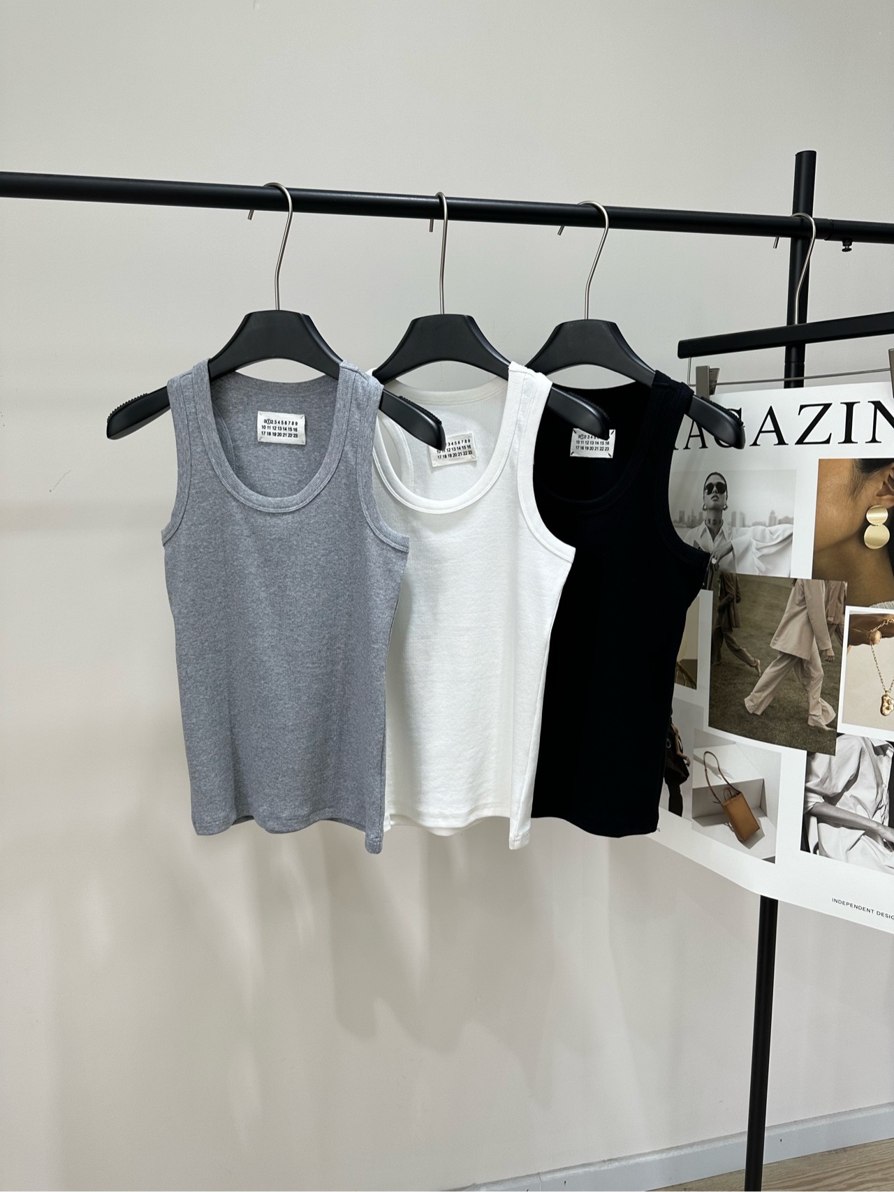 NO:802743,[mm6 three-color U-neck basic vest], fabric cotton + spandex, colors gray, white, black 26 classic hot styles | Margiela black and white and gray classic three-color vest Super classic threaded high elastic 'super inclusive' series Visually slim but with enough slack to make you look slimmer Large U-neck type with just enough skin exposure Flat size S Shoulder width 26, bust 68 stretch, length 55 M Shoulder width 27, bust 70 stretch, length 56  L shoulder width 28, bust 74 stretch, length 57. There will be an error of 2 to 3cm due to manual measurement, which is within the normal range, masion margiela, masion margiela,19860909【mm6三色U领基础小背心】 ,面料棉+氨纶 颜色灰色、白色、黑色 26经典爆款｜马吉拉黑白灰经典三色背心 超经典螺纹高弹“超包容”系列 视觉修身但松弛有余量更显瘦 大U领型露肤度刚刚好 平铺尺码 S肩宽26,胸围68弹力,衣长55 M肩宽27,胸围70弹力,衣长56 L肩宽28,胸围74弹力,衣长57 手工测量会有2～3cm误差属于正常范围,,masion margiela,masion margiela,,Women's clothing