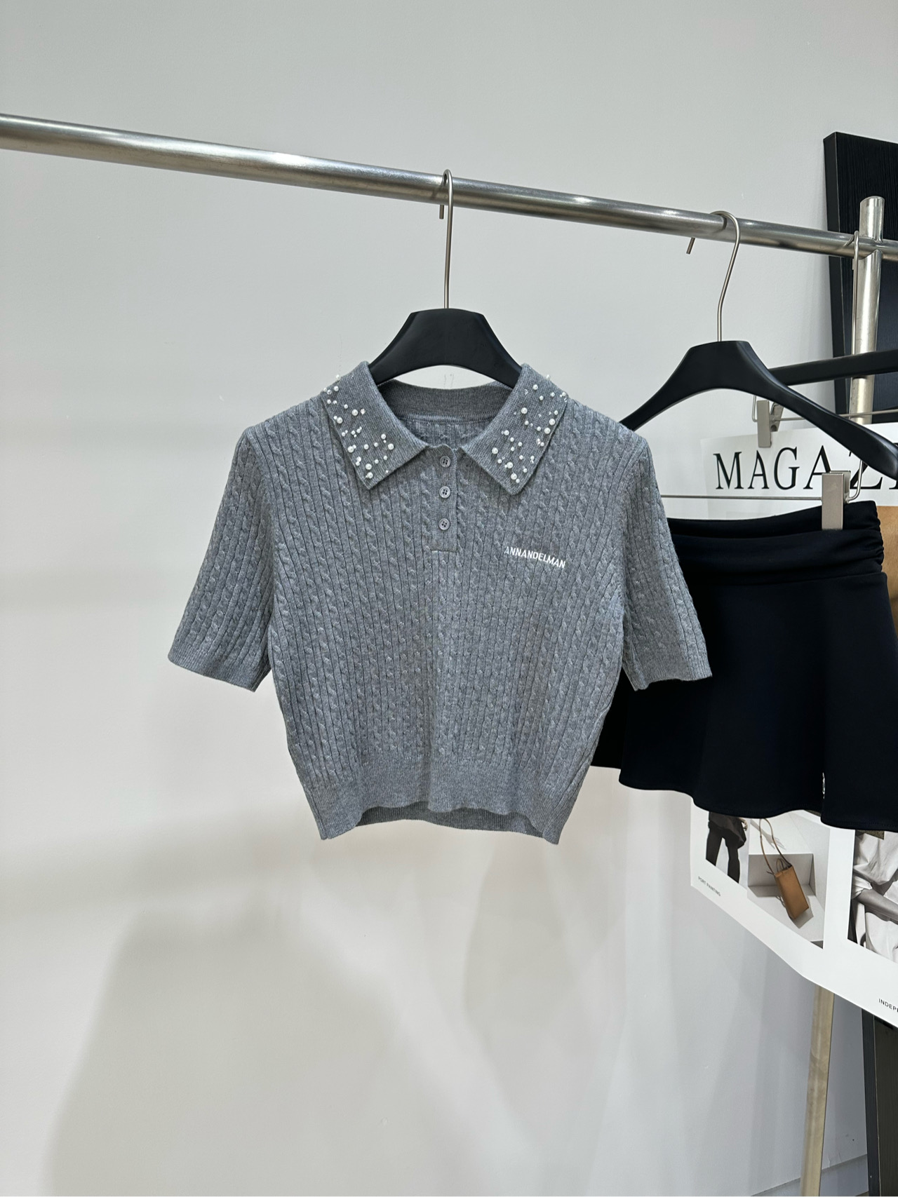 NO:802746,[Ann Gray Pearl Collar Polo Knitted Short Sleeve], fabric wool blend, color gray ANN ANDELMAN's gray pearl collar knitted short sleeve, soft woolen fabric, comfortable and fashionable, Polo collar + pearl diamond decoration, full of sophistication. The short sleeve design is perfect for spring and summer wear. Simple and high-end style, can be easily worn for commuting, daily, and college style. It looks great with pleated skirts or jeans!  2026 spring new products, with both price, quality and design. Sisters who like exquisite dressing, don’t miss it ~ Flat size S shoulder width 36, bust 80 stretch, length 42, sleeve length 24 M shoulder width 37, bust 84 stretch, length 43, sleeve length 25 L shoulder width 38, bust 88 stretch, length 44, sleeve length 26  There will be an error of 2~3cm due to manual measurement, which is within the normal range, skirts, jeans, T-shirts,19860909【Ann灰色珍珠领polo针织短袖】 ,面料羊毛混纺 颜色灰色 ANN ANDELMAN这款灰色珍珠领针织短袖 柔软毛织面料,舒适又时髦 Polo领+珍珠钻饰,精致感满满 短袖设计超适合春夏穿搭 简约高级风,通勤、日常、学院风都能轻松驾驭 搭配百褶裙或牛仔裤都很出彩！ 2026春季新品,价格品质与设计感兼具 喜欢精致穿搭的姐妹别错过啦～ 平铺尺码 S肩宽36,胸围80弹力,衣长42,袖长24 M肩宽37,胸围84弹力,衣长43,袖长25 L肩宽38,胸围88弹力,衣长44,袖长26 手工测量会有2～3cm误差属于正常范围,,skirts,jeans,T-shirt,,Women's clothing