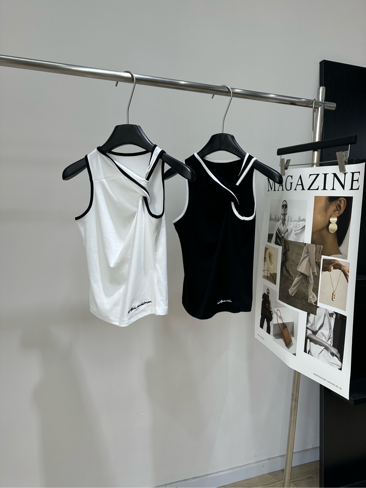 NO:802749,[Ann's black and white contrasting edge twist vest], fabric cotton + spandex, color white, black ANNANDELMAN's sleeveless vest is made of light and breathable knitted fabric, super comfortable to wear in summer!  Knotted halterneck + black trim, minimalist yet stylish. It can be easily worn in pure lust or street style. The brand logo on the hem is highly recognizable. It looks great when paired with high-waisted pants/skirts. It can be easily worn in daily outings and parties!  Flat size S shoulder width 25, bust 66 stretch, length 45 M shoulder width 26, bust 70 stretch, length 46 L shoulder width 27, bust 74 stretch, length 47 Manual measurement will have an error of 2 to 3cm, which is within the normal range,,skirts,19860909【Ann黑白撞色边扭带背心】 ,面料棉+氨纶 颜色白色、黑色 ANNANDELMAN这款无袖背心 采用轻薄透气针织面料,夏天穿超舒服！ 扭结挂脖+黑色边饰,极简又有设计感 纯欲or街头风都能轻松驾驭 下摆品牌标识,辨识度满分 搭配高腰裤/裙都很出彩 日常出街、聚会都能轻松hold住！ 平铺尺码 S肩宽25,胸围66弹力,衣长45 M肩宽26,胸围70弹力,衣长46 L肩宽27,胸围74弹力,衣长47 手工测量会有2～3cm误差属于正常范围,,skirts,,Women's clothing