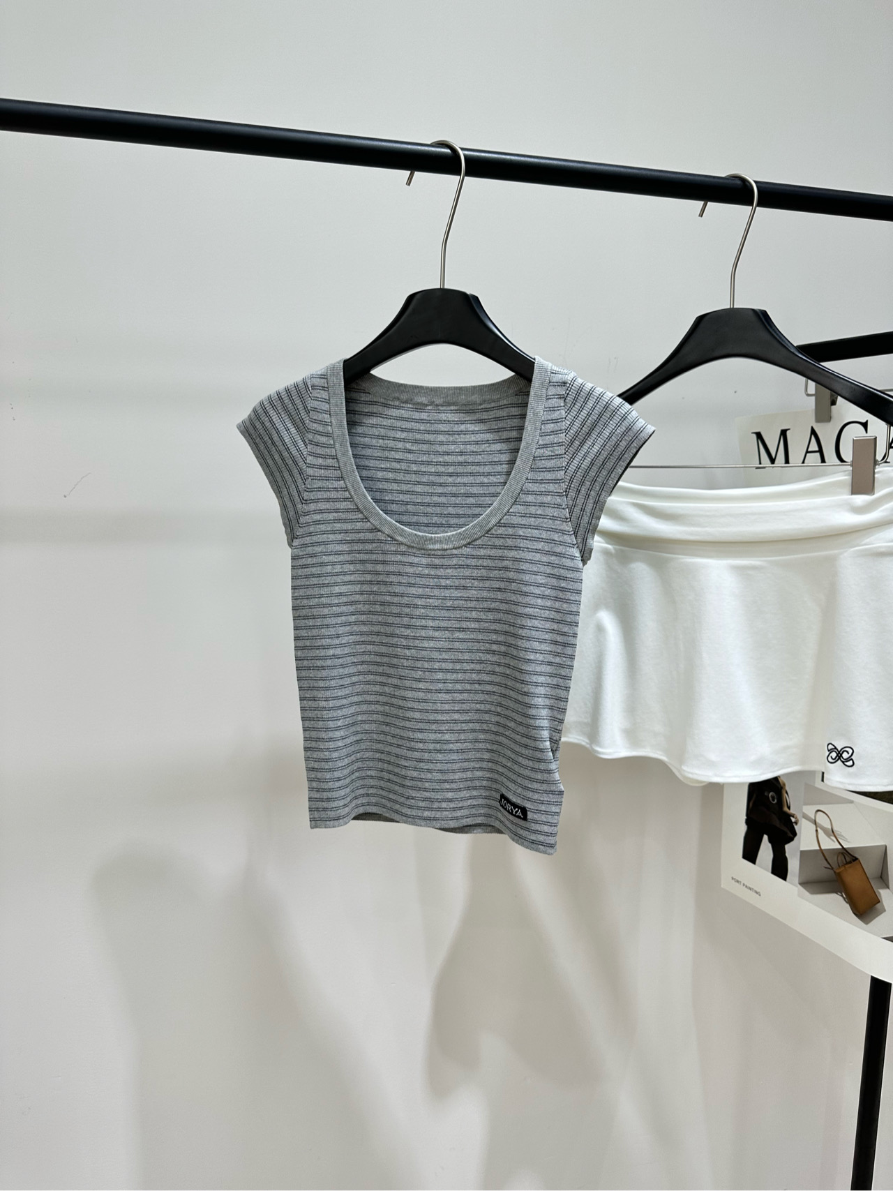 NO:802758,[JR gray and black pinstripe U-neck knitted short-sleeves], fabric cotton + acetic acid, color gray and black pinstripes, JORYA gray stripes U-neck knitted top, low saturated gray stripes, soft knitted fabric, breathable and comfortable, perfect for summer!  The U-neck design modifies the shoulder and neck lines, and the short-sleeved slim cut easily highlights the body proportions. The silhouette is neat and can be paired with high-waisted jeans or work skirts. It can be worn in either sweet or commuting style~ It is versatile for daily outings, dates, and commuting. It is a must-have all-purpose item for the wardrobe!  Flat size S shoulder width 26, bust 58 stretch, length 44, sleeve length 10 M shoulder width 27, chest 62 stretch, length 45, sleeve length 11 L shoulder width 28, chest 66 stretch, length 46, sleeve length 12 Manual measurement will have an error of 2 to 3cm, which is within the normal range, skirts, jeans, T-shirts,19860909【JR灰黑细条纹U领针织短袖】 ,面料棉+醋酸 颜色灰黑细条纹 JORYA灰色条纹U领针织上衣 低饱和灰调条纹,柔软针织面料 透气又舒适,夏天穿超合适！ U领设计修饰肩颈线条,短袖修身剪裁 轻松凸显身材比例 版型利落,搭配高腰牛仔裤或工装裙 甜酷or通勤风都能轻松拿捏～ 日常出街、约会、通勤都很百搭 是衣橱必备的万能单品！ 平铺尺码 S肩宽26,胸围58弹力,衣长44,袖长10 M肩宽27,胸围62弹力,衣长45,袖长11 L肩宽28,胸围66弹力,衣长46,袖长12 手工测量会有2～3cm误差属于正常范围,,skirts,jeans,T-shirt,,Women's clothing