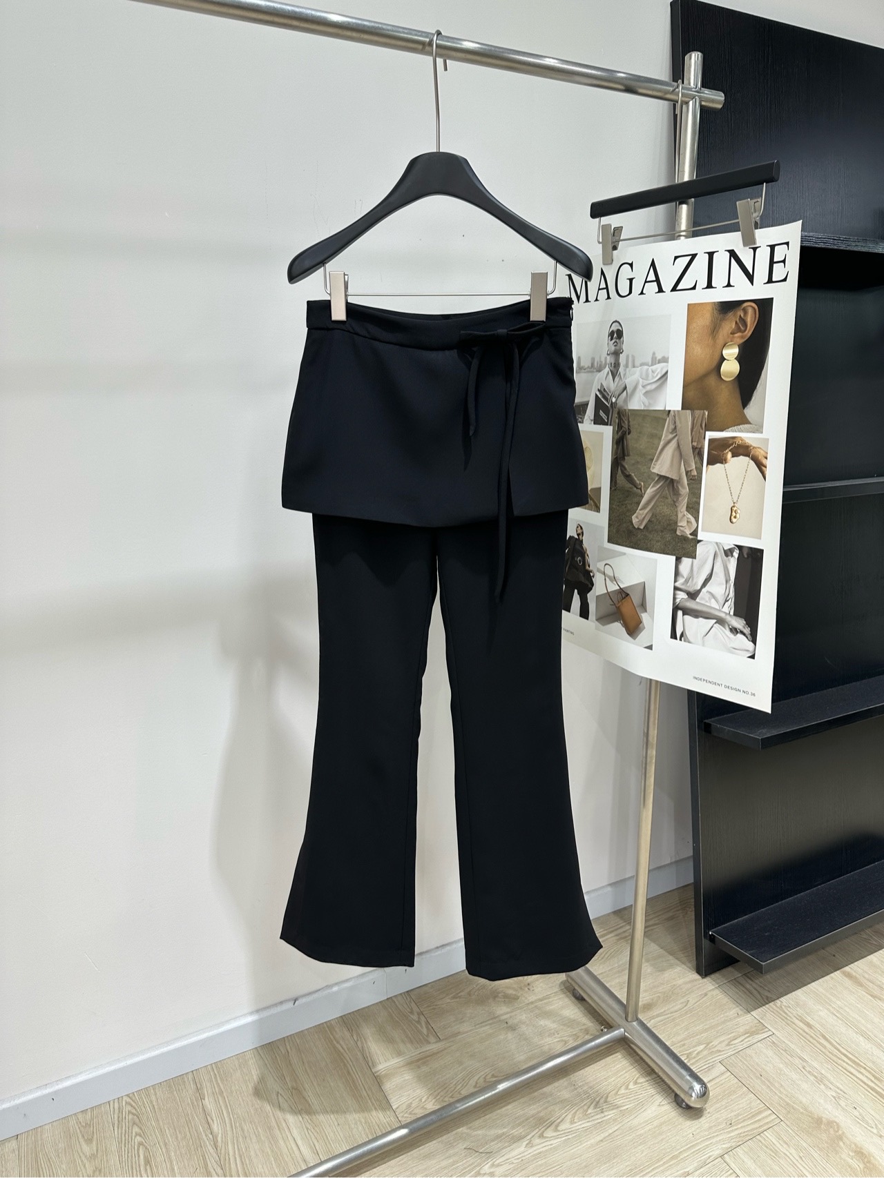 NO:802755,[JR black bow tie casual trousers], fabric polyester-cotton blend, color black, fake two-piece culottes in one, high-waisted and slightly flared version, huge, huge, slimming, flesh-covering and leg-lengthening version. Cover-up skirt piece. A three-dimensional irregular skirt is spliced at the waist, visually creating a layered feeling of 'wearing a skirt'. This design is mainly used to cover the crotch, belly, and thighs, and can effectively optimize the waist-to-hip ratio.  At the same time, it solves the embarrassing problem of ordinary leggings♀ Slightly flared trouser legs. The trouser legs present a natural slight curve from the knee down. This type of trousers is the nemesis of pear-shaped figures and thick calves. It can modify the problem of uneven leg shape and elongate the leg line, making the leg appear taller and slimmer. Flat size S waist 68, hip 88, trouser length 101 M waist 72, hip 92, trouser length 102 L waist 76, hip 96, trouser length 103  There will be an error of 2~3cm due to manual measurement, which is within the normal range. Skirts,19860909【JR黑色蝴蝶结搭片休闲长裤】 ,面料涤棉混纺 颜色黑色 假两件裙裤一体高腰微喇版型的组合 巨巨巨巨显瘦遮肉显腿长的版型 遮挡式裙片 在腰部拼接了一块立体的不规则裙边 视觉上营造出“穿了裙子”的层次感 这块设计主要用于遮胯、遮肚腩、遮大腿根部 能有效优化腰臀比 同时解决了普通打底裤的尴尬问题♀ 微喇裤脚 裤腿从膝盖以下呈现自然的微喇弧度 这种裤型是梨形身材和小腿粗的克星 能修饰腿型不直的问题 同时拉长腿部线条 显高显瘦 平铺尺码 S腰围68,臀围88,裤长101 M腰围72,臀围92,裤长102 L腰围76,臀围96,裤长103 手工测量会有2～3cm误差属于正常范围,,skirts,,Women's clothing