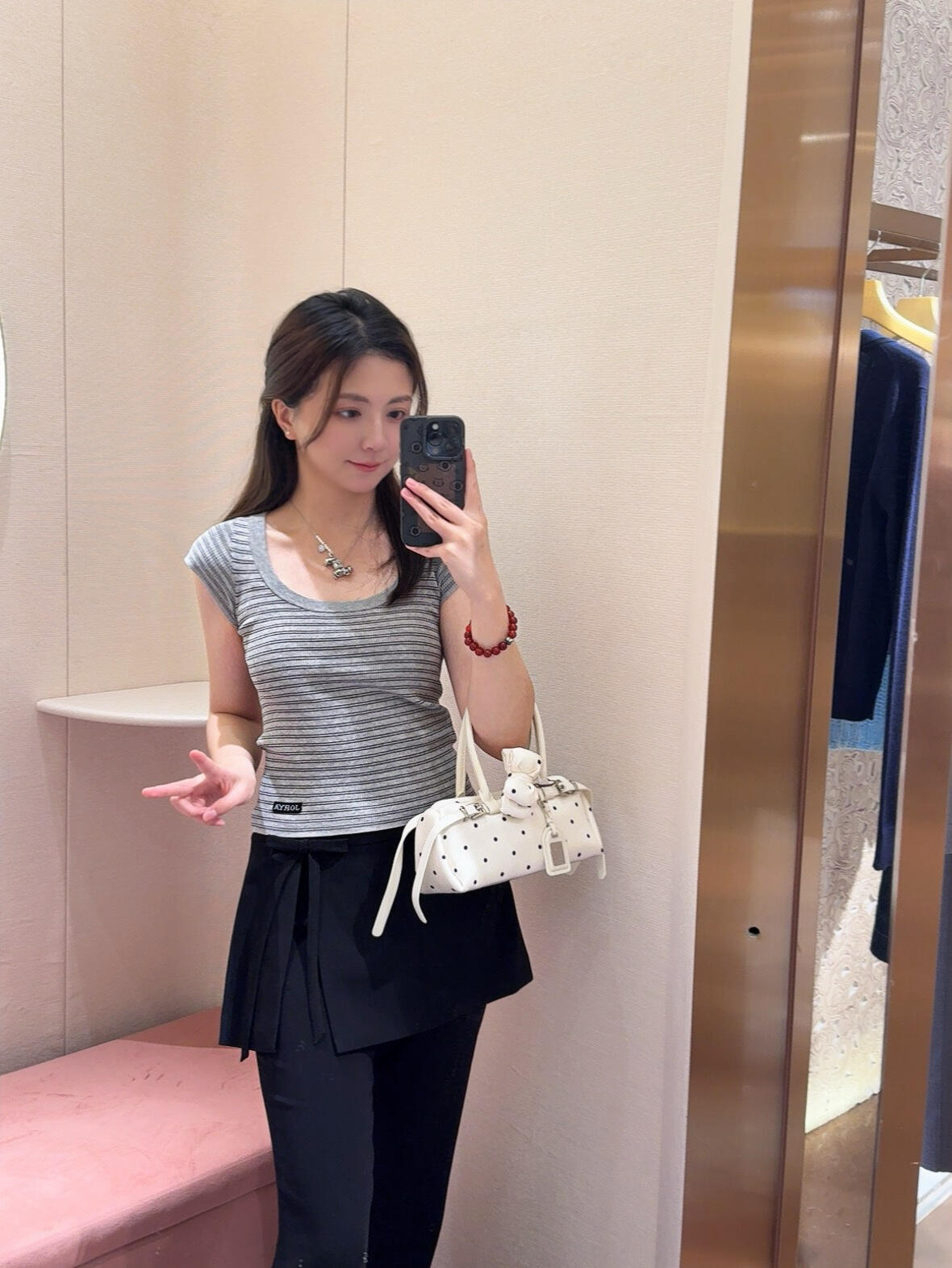 NO:802761,Low saturation gray stripes, soft knitted fabric, breathable and comfortable, perfect for summer!  The U-neck design modifies the shoulder and neck lines, and the short-sleeved slim cut easily highlights the body proportions, T-shirt,19860909低饱和灰调条纹,柔软针织面料 透气又舒适,夏天穿超合适！ U领设计修饰肩颈线条,短袖修身剪裁 轻松凸显身材比例,,T-shirt,,Women's clothing