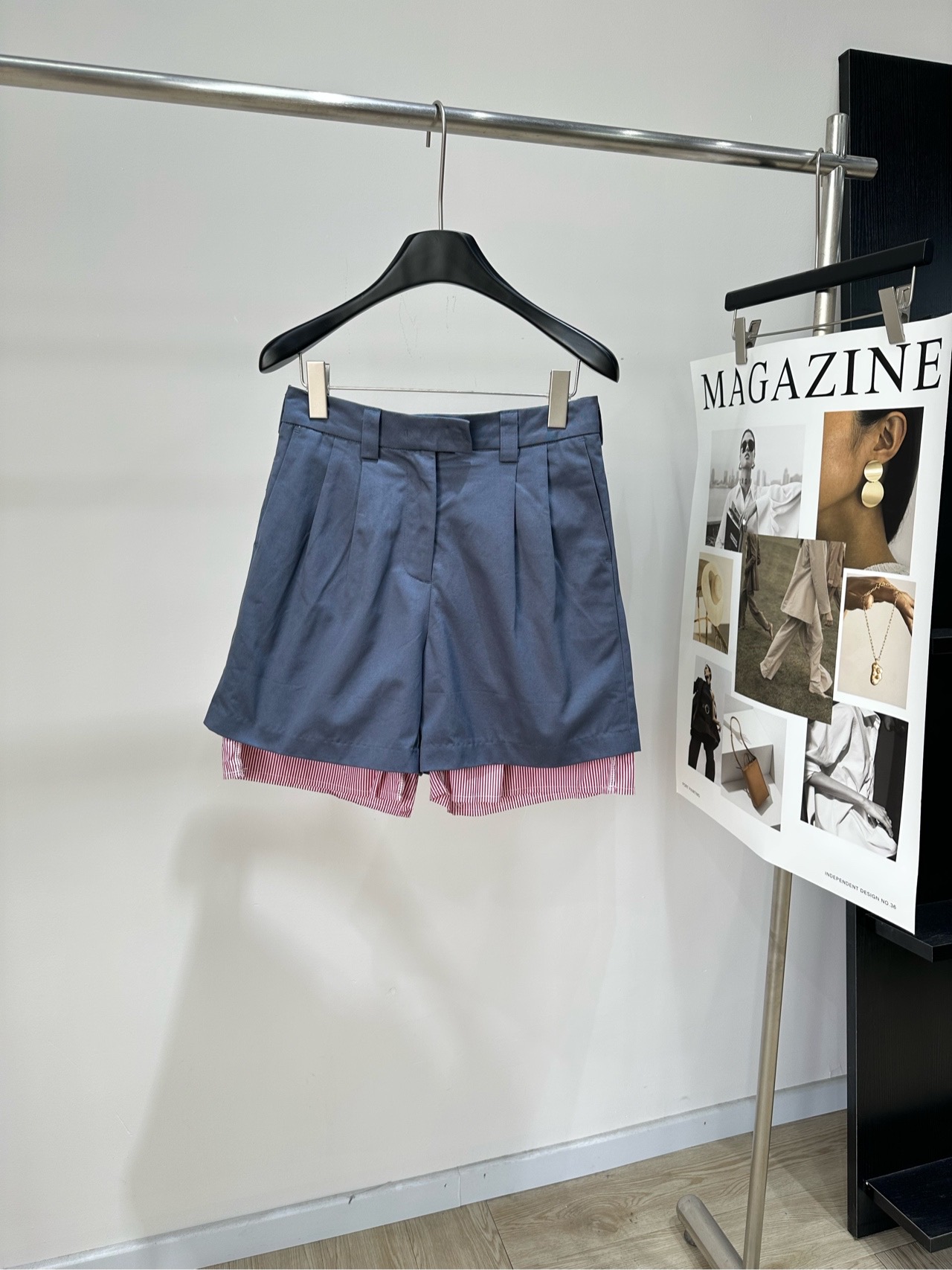 NO:803358,[M Gray Blue Red Striped Trim Suit Pants], Fabric Cotton Blend Color Gray Blue Miu * Gray Blue High Waist Pleated Shorts!  Wearing it, it feels as if it comes with an advanced filter, and the French sense of relaxation is straight away!  Crisp suit fabric, neat silhouette, super slimming!  The high-waist design cleverly optimizes body proportions, so even a small person can easily have long legs!  ♀ Pleated details on both sides, full of retro atmosphere!  The contrasting striped lining on the trouser legs is a hidden secret. It can be looming when you walk in the wind, so it shouldn’t be too sexy!  Flat size S waist 70, hip 96, trouser length 47 M waist 74, hip 100, trouser length 48 L waist 78, hip 104, trouser length 49 Manual measurement will have an error of 2 to 3cm, which is within the normal range,,miumiu,shorts,business suit,19860909【M灰蓝色红条纹边西装五分裤】 ,面料棉混纺 颜色灰蓝色 Miu *灰蓝色高腰压褶短裤！ 穿上它,仿佛自带高级滤镜 法式松弛感直接拉满！ 挺括西装面料,利落版型超显瘦！ 高腰设计巧妙优化身材比例 小个子也能轻松拥有大长腿！♀ 双侧压褶细节,复古氛围感十足！ 裤脚撞色条纹里衬,暗藏小心机 走路带风时若隐若现,简直不要太撩人！ 平铺尺码 S腰围70,臀围96,裤长47 M腰围74,臀围100,裤长48 L腰围78,臀围104,裤长49 手工测量会有2～3cm误差属于正常范围,,miumiu,shorts,business suit,,Women's clothing