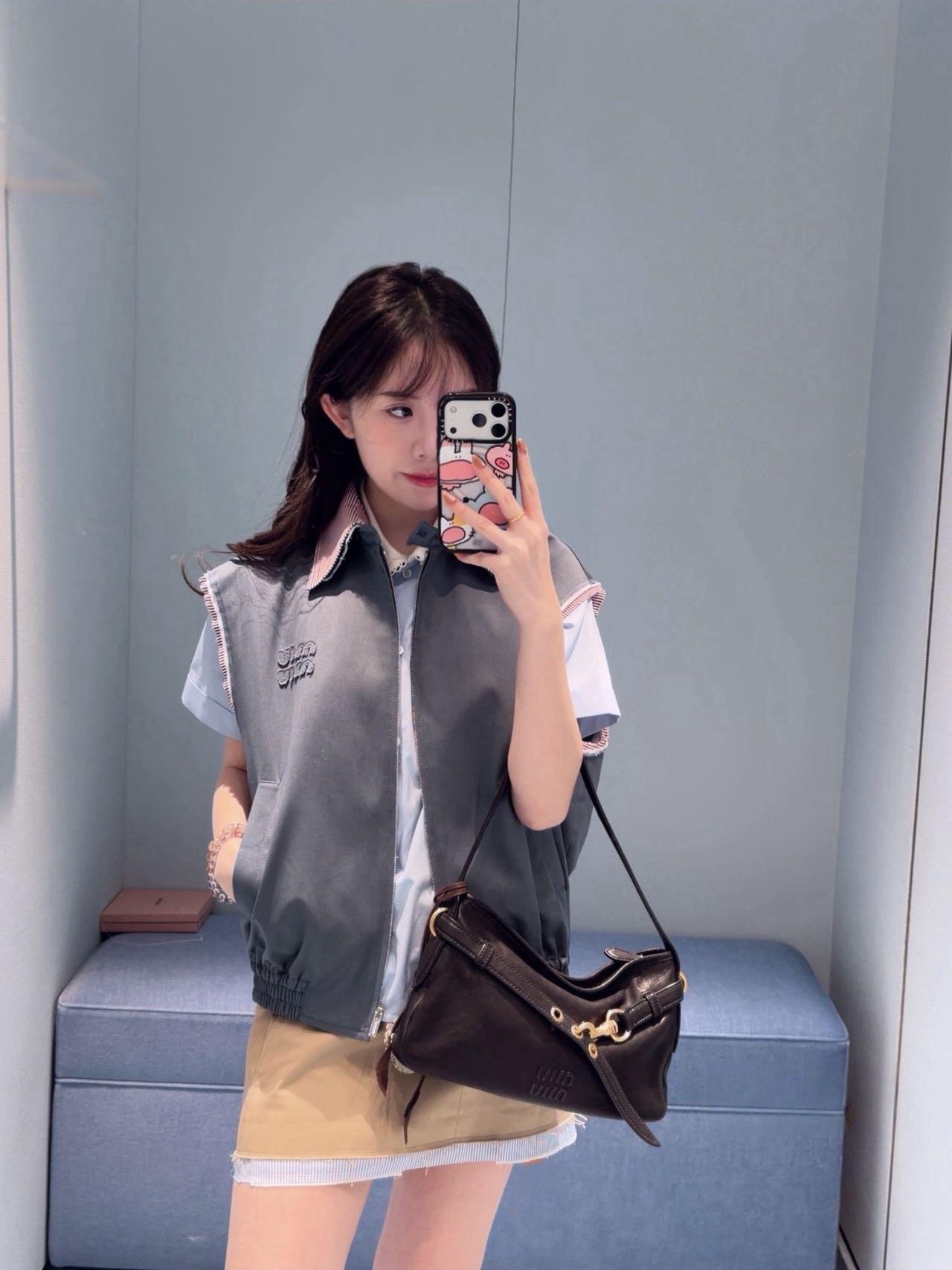 NO:803355,Made of high-quality fabrics, soft and textured to the touch. Lapel + red and white stripe stitching, full of college style. Zipper design is easy to put on and take off. The loose cut is super slim.19860909采用高品质面料,触感柔软有质感 翻领+红白条纹拼接,学院风满满 拉链设计方便穿脱,宽松剪裁超显瘦,,,Women's clothing