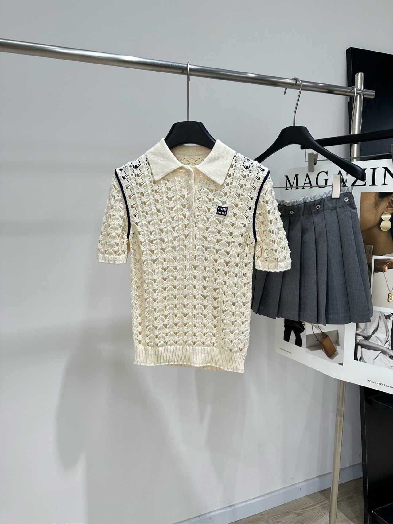 NO:803346,[M apricot badge three-button polo hollow top], fabric cotton color beige * hollow knitted short-sleeved Polo shirt 26SS spring and summer new style!  This Polo shirt uses hollow knitting technology. It is breathable and comfortable, perfect for summer! Apricot + lapel design, black stripes on the cuffs and collar, simple and detailed. Flat size S shoulder width 37, bust 80 stretch, length 56, sleeve length 24 M shoulder width 38, chest 84 stretch, length 57, sleeve length 25 L shoulder width 39, chest 88 stretch, length 58, sleeve length 26  There will be an error of 2~3cm due to manual measurement, which is within the normal range, T-shirt,19860909【M杏色徽章三扣polo镂空上衣】 ,面料棉 颜色米杏色 *镂空针织短袖Polo衫 26SS春夏新款上新！ 这款Polo衫采用镂空针织工艺 透气又舒适,夏天穿超合适!杏色+翻领设计 袖口和领口黑色条纹点缀 简约又有细节感 平铺尺码 S肩宽37,胸围80弹力,衣长56,袖长24 M肩宽38,胸围84弹力,衣长57,袖长25 L肩宽39,胸围88弹力,衣长58,袖长26 手工测量会有2～3cm误差属于正常范围,,T-shirt,,Women's clothing
