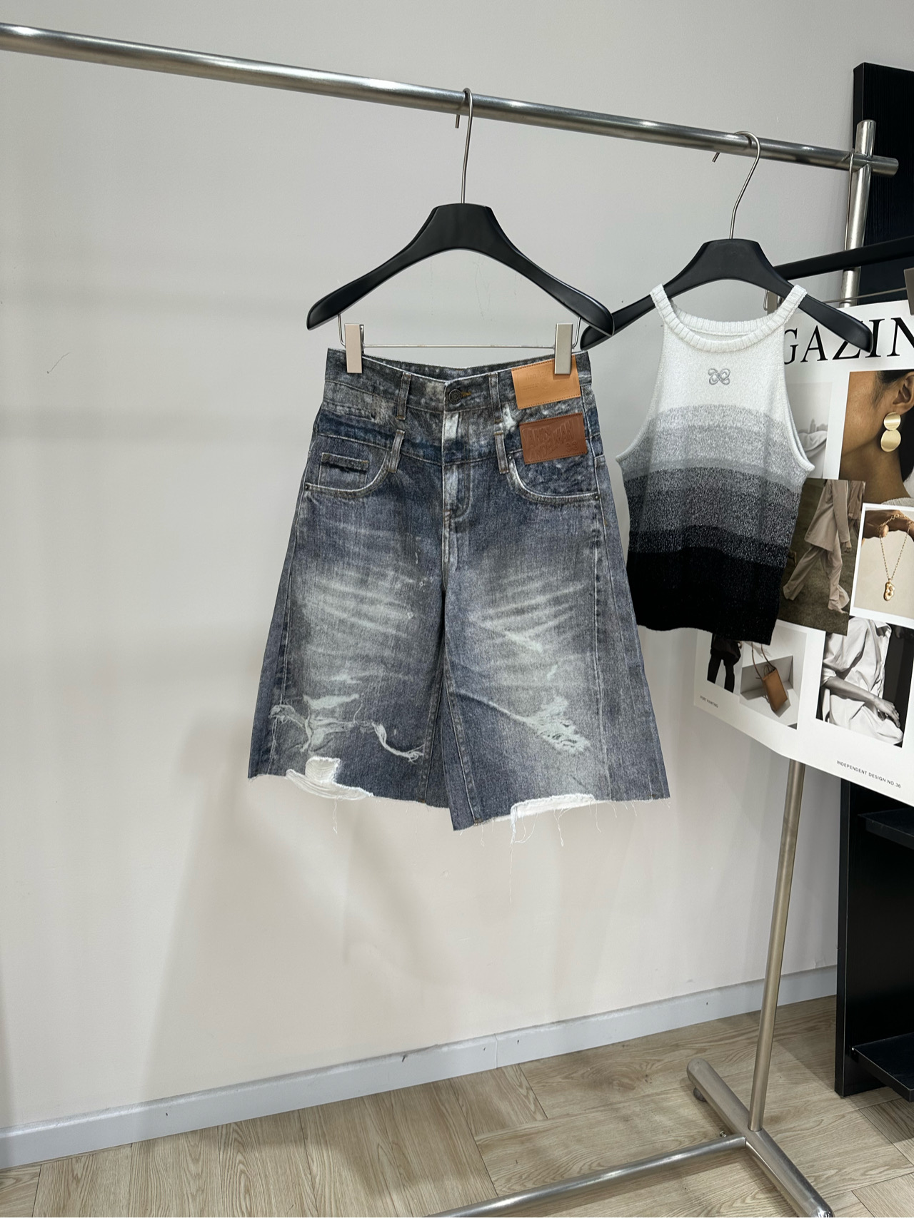 NO:803340,[Ann gray ripped denim cropped pants], fabric denim cotton, color gray ANN ANDELMAN 2026 early spring new denim cropped pants, distressed washed + ripped raw edge design, full of retro street feel!  The high-waisted and loose fit makes you look slimmer and flatters your legs. The three-quarter length is perfect for spring and summer wear. The fake two-piece double waistband design is full of layering. Pair it with a short top or vest to easily get the American retro style!  Perfect for daily commuting, shopping, and taking photos. Comfortable and fashionable, designer brand quality online. Flat size S waist 70, hip 100, trouser length 61 M waist 74, hip 104, trouser length 62 L waist 78, hip 108, trouser length 63 There will be an error of 2 to 3cm in manual measurement, which is within the normal range.19860909【Ann灰色破洞牛仔七分裤】 ,面料牛仔棉 颜色灰色 ANN ANDELMAN 2026早春新款牛仔七分裤 做旧水洗+破洞毛边设计,复古街头感满满！ 高腰宽松版型,显瘦又修饰腿型 七分长度超适合春夏穿搭 假两件双腰头设计,层次感十足 搭配短款上衣或背心,轻松get美式复古风！ 日常通勤、逛街、拍照都很出片 舒适又时髦,设计师品牌质感在线 平铺尺码 S腰围70,臀围100,裤长61 M腰围74,臀围104,裤长62 L腰围78,臀围108,裤长63 手工测量会有2～3cm误差属于正常范围,,,Women's clothing