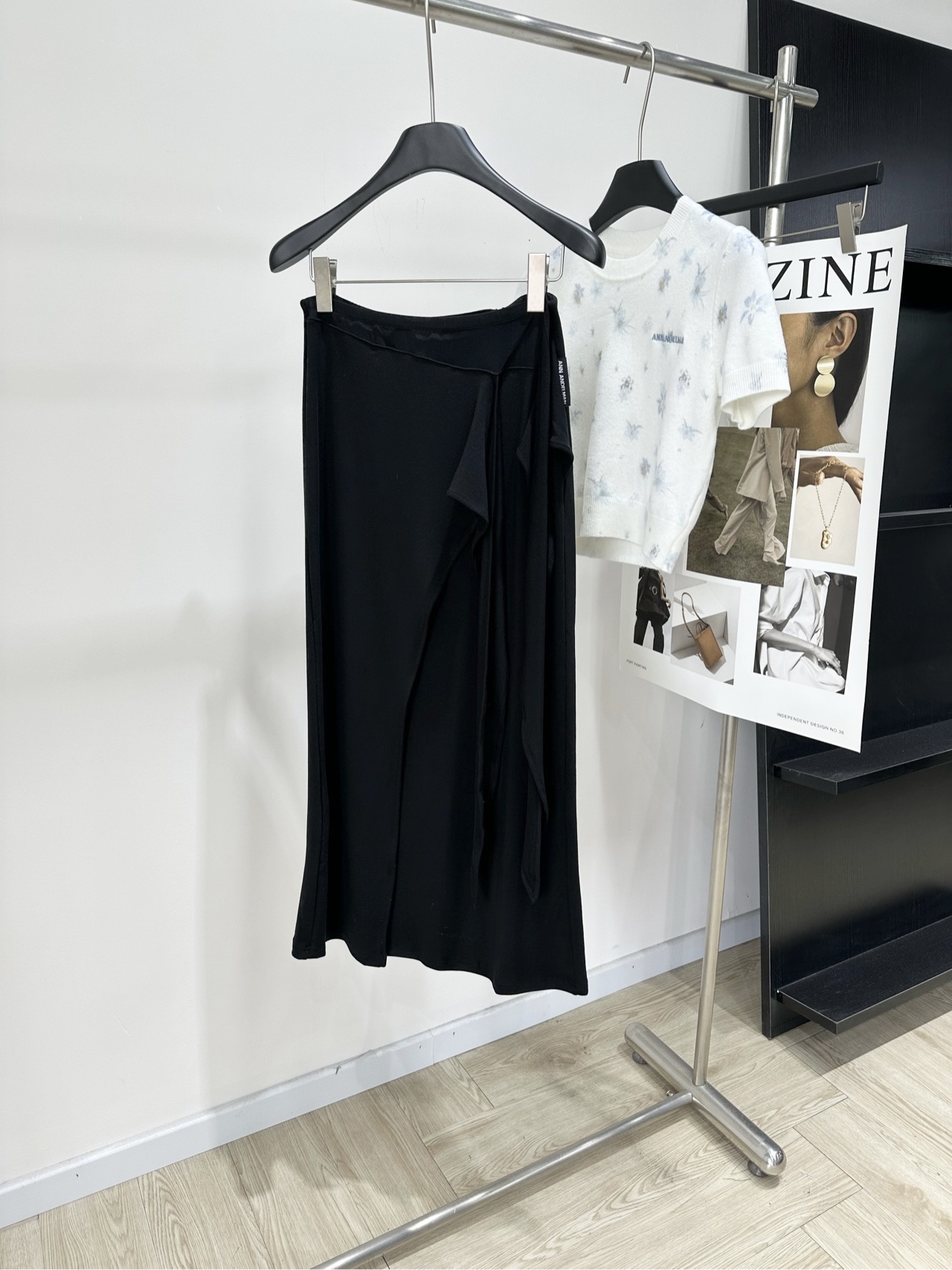 NO:804431,[Ann black elastic streamer mid-length skirt], fabric cotton + spandex, color black, ANN ANDELMAN black gauze long skirt, light gauze fabric, perfect drape, walking with an elegant atmosphere, wrap style + side slit design, both layered and dynamic beauty, waist-exposed tailoring to show off your body curve!  Black is classic and versatile, with a knitted vest or off-the-shoulder top. You can easily create a cool or pure style. It can be easily worn on dates, dinners, and everyday. Aura and elegance coexist. Flat size S waist 66 elastic, hip 86 elastic, skirt length 88 M waist 70 elastic, hip 90 elastic, skirt length 89 L waist 74 elastic, hip 94 elastic, skirt length 90  There will be an error of 2~3cm due to manual measurement, which is within the normal range. Skirts,19860909【Ann黑色弹力飘带中长半裙】 ,面料棉+氨纶 颜色黑色 ANN ANDELMAN黑色纱质长裙 轻盈纱质面料,垂坠感满分 走路自带飘逸氛围 围裹式+侧开叉设计,层次感和动态美兼具 露腰剪裁超显身材曲线！ 黑色经典百搭,配针织背心或露肩上衣 轻松打造酷飒or纯欲风 约会、晚宴、日常都能轻松驾驭 气场与优雅并存 平铺尺码 S腰围66弹力,臀围86弹力,裙长88 M腰围70弹力,臀围90弹力,裙长89 L腰围74弹力,臀围94弹力,裙长90 手工测量会有2～3cm误差属于正常范围,,skirts,,Women's clothing