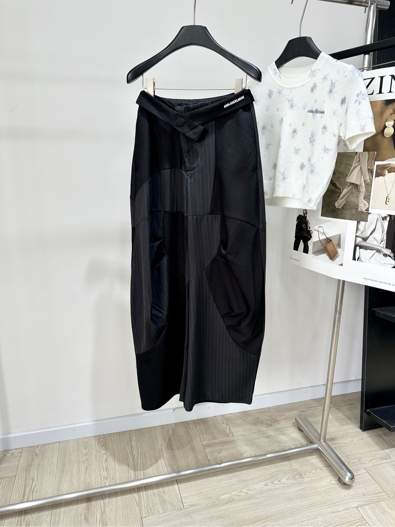 NO:804448,[Ann gray and black spliced ​​scimitar casual suit trousers], fabric viscose + polyester fiber, color gray and black, ANN ANDELMAN's deconstructed spliced ​​wide-leg pants, black main tone + vertical stripes, great drape, slimming and modified leg shape, irregular splicing + waist pleats + small logo, perfect details, high-end texture!  It can be easily used for daily commuting and street style. It goes well with vests or shirts. It directly adds to the atmosphere. It is a niche design item, fashionable and practical ~ Flat size S waist 66, hip 102, trouser length 105 M waist 70, hip 106, trouser length 106 L waist 74, hip 110, trouser length 107 There will be an error of 2 to 3cm in manual measurement, which is within the normal range, shirts, business suit,19860909【Ann灰黑拼接弯刀休闲西装长裤】 ,面料粘纤+聚酯纤维 颜色灰黑色 ANN ANDELMAN这款解构拼接阔腿裤 黑色主调+竖条纹,垂坠感超赞 显瘦又修饰腿型 不规则拼接+腰头褶皱+小logo 细节满分,质感高级！ 日常通勤、街头风都能轻松驾驭 搭配背心或衬衫都很出彩 氛围感直接拉满 是小众设计感单品,时髦又实用～ 平铺尺码 S腰围66,臀围102,裤长105 M腰围70,臀围106,裤长106 L腰围74,臀围110,裤长107 手工测量会有2～3cm误差属于正常范围,,shirts,business suit,,Women's clothing