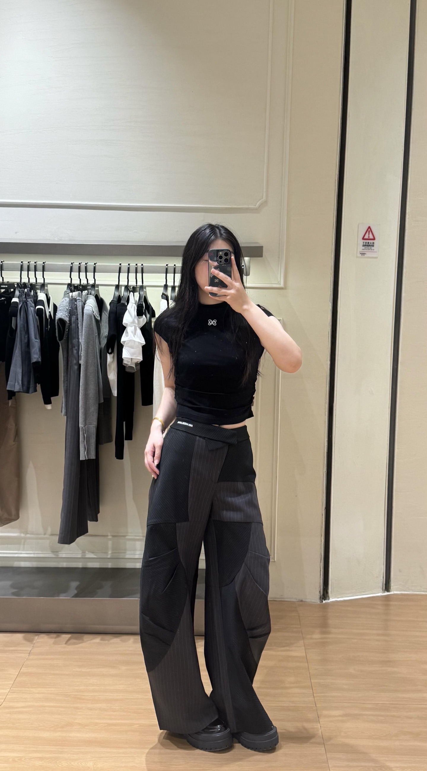 NO:804422,Black main tone + vertical stripes, great drape, slimming and flattering leg shape. Irregular splicing + waist pleats + small logo. Perfect details and high-end texture!  ,,19860909黑色主调+竖条纹,垂坠感超赞 显瘦又修饰腿型 不规则拼接+腰头褶皱+小logo 细节满分,质感高级！,,,Women's clothing