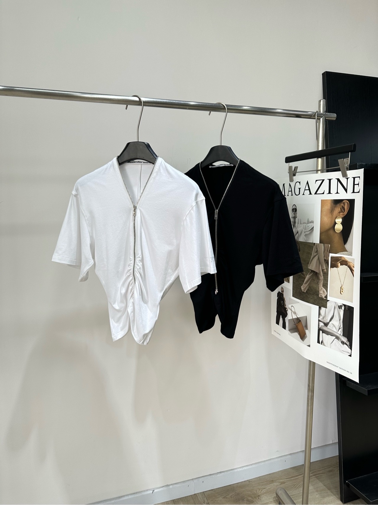 NO:804442,[King's black and white zippered V-neck pleated short-sleeved top], fabric cotton + spandex, color white, black 26SS circular zipper gathered waist short double zipper short-sleeved T-shirt top Dawang style circular zipper gathered waist short-sleeved T-shirt Heavy cotton knitted fabric, stiff and stylish, skin-friendly and breathable V-neck right shoulder silhouette, dropped shoulder three-quarter sleeves cut to weaken the shoulder harness Front through-type circular metal zipper  Equipped with full-width shirring technology, the opening and closing can be freely adjusted to switch between relaxed and slim states at will. The waist is pinched precisely to create a waist-to-hip ratio, and the short length of the dress neatly exposes the waist. Optimize the body proportions. The double zipper head design can be adjusted up and down in two directions to suit a variety of dressing needs. The pleat structure presents different pleat textures with the zipper opening and closing. It is full of details. Black/white two-color basic style, cool black tone. White tone is clean, pure cotton fabric is breathable and not sweaty.  Suitable for all spring and summer scenes. The hardware zippers are smooth and durable, and the wiring is neat. It is a must-have item for hot girls’ wardrobes, and it has a sweet and cool feeling. Flat size S shoulder width 47, bust 90 stretch, dress length 54, sleeve length 22 M shoulder width 48, chest 94 stretch, dress length 55, sleeve length 23 L shoulder width 49, chest 98 stretch, dress length 56, sleeve length 24  There will be an error of 2 to 3cm due to manual measurement, which is within the normal range,,alexander wang,T-shirt,tees,t-shirt,19860909【大王黑白拉链V领褶皱短袖上衣】 ,面料棉+氨纶 颜色白色、黑色 26SS 环形拉链收褶掐腰短款双拉链短袖t恤上衣 大王风环形拉链收褶掐腰短款短袖T恤 重磅纯棉针织面料,挺括有型兼具亲肤透气属性 V领正肩廓形,落肩五分袖剪裁弱化肩线束 正面贯穿式环形金属拉链 搭配全幅抽褶工艺,可自由调节开合度 随心切换松弛与修身状态 精准掐腰打造腰臀比,短款衣长利落露腰 优化身材比例.双拉链头设计 可上下双向调节 适配多元穿搭需求 收褶结构随拉链开合呈现不同褶皱肌理 细节感拉满 黑/白两色基础款,黑调酷飒 白调干净,纯棉面料透气不闷汗 适配春夏全场景 五金拉链顺滑耐用,走线工整 是辣妹衣橱刚需款,甜酷感直接拉满 平铺尺码 S肩宽47,胸围90弹力,衣长54,袖长22 M肩宽48,胸围94弹力,衣长55,袖长23 L肩宽49,胸围98弹力,衣长56,袖长24 手工测量会有2～3cm误差属于正常范围,,alexander wang,T-shirt,tees，t-shirt,,Women's clothing