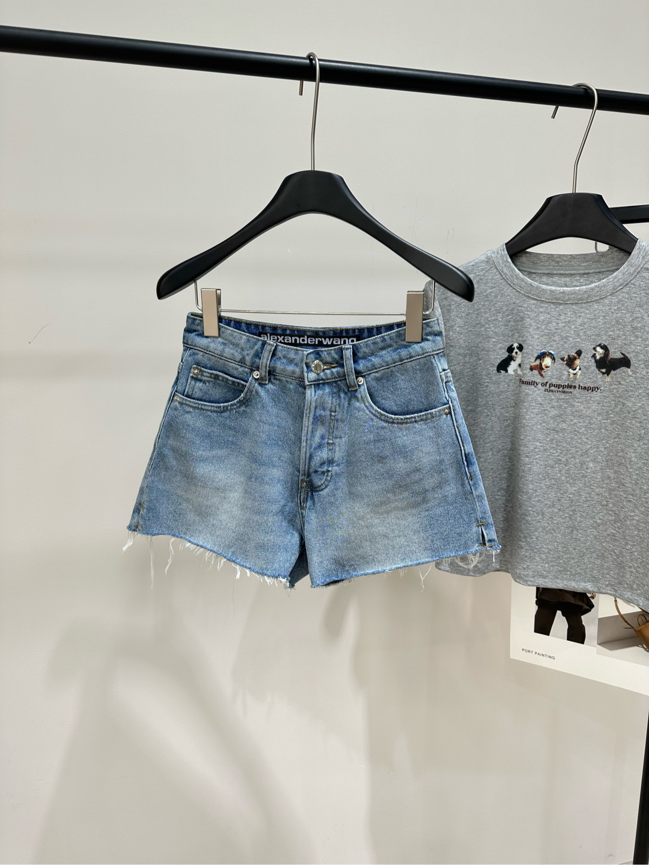 NO:804430,[King light blue pocket ripped denim shorts], fabric denim cotton, color light blue, Alexander Wang's ripped denim shorts, light blue wash + raw edge design, retro and casual!  The high-waisted A-line shape makes your legs look longer. The embossed details on the back pockets are very recognizable. The cotton fabric is breathable and comfortable, which is perfect for summer. You can easily get the American hot girl style by casually wearing it with a T-shirt. It is perfect for daily outings, parties, and photo shoots!  Flat size S (26 yards) waist 68, hips 94, pants length 33 M (27 yards) waist 72, hips 98, pants length 34 L (28 yards) waist 76, hips 102, pants length 35 Manual measurement will have an error of 2 to 3cm, which is within the normal range,, alexander wang, shorts, tees, t-shirt,19860909【大王浅蓝口袋破洞牛仔短裤】 ,面料牛仔棉 颜色浅蓝 Alexander Wang这款破洞牛仔短裤 浅蓝水洗+毛边设计,复古又随性！ 高腰A字版型超显腿长 后袋压纹细节超有辨识度 棉质面料透气舒适,夏天穿超合适 随便搭T恤就能轻松get美式辣妹风 日常出街、聚会、拍照都很出片！ 平铺尺码 S（26码）腰围68,臀围94,裤长33 M（27码）腰围72,臀围98,裤长34 L（28码）腰围76,臀围102,裤长35 手工测量会有2～3cm误差属于正常范围,,alexander wang,shorts,tees，t-shirt,,Women's clothing