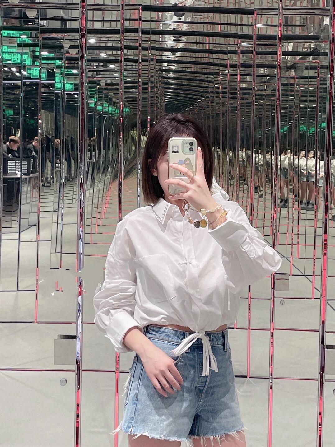 NO:804433,Light blue wash + raw edge design, retro and casual!  The high-waisted A-line silhouette shows off leg length,19860909浅蓝水洗+毛边设计,复古又随性！ 高腰A字版型超显腿长,,,Women's clothing