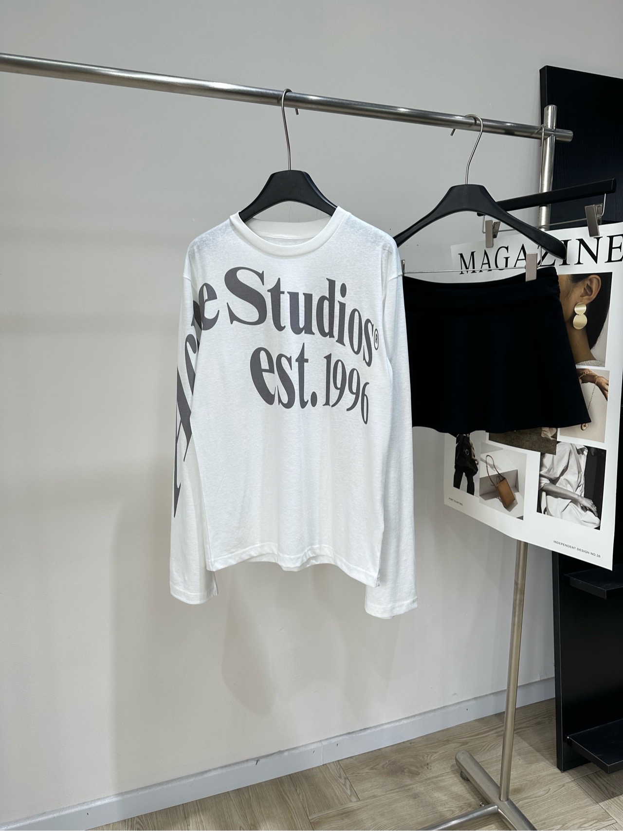 NO:804420,[AC white irregular letter printed long-sleeved T-shirt], fabric cotton, color white, Acne Studios 1996 letter long-sleeved T-shirt, classic white + black letter print, simple and recognizable. Light and breathable cotton fabric with natural texture, super comfortable to wear in spring and summer. Loose off-shoulder version, strong tolerance, easy to carry with casual and lazy style!  The hem is adjustable and can be paired with high-waisted pants or skirts to easily create a 30-70 ratio. It is versatile for daily commuting and casual outings. It is a must-have basic item in your wardrobe!  Flat size S shoulder width 47, chest 106, length 65, sleeve length 66 M shoulder width 49, chest 110, length 66, sleeve length 67 L shoulder width 51, chest 114, length 67, sleeve length 68 Manual measurement will have an error of 2 to 3cm, which is within the normal range, Acne studios, dior, skirts, tees, t-shirt,19860909【AC白色不规则字母印花长袖T】 ,面料棉 颜色白色 Acne Studios 1996字母长袖T恤 经典白色+黑色字母印花 简约又有辨识度.轻薄透气棉质面料 带自然肌理感,春夏穿超舒服 宽松落肩版型,包容性强 随性慵懒风轻松拿捏！ 下摆可调节,搭配高腰裤或裙装 轻松打造三七分比例 日常通勤、休闲出街都很百搭 是衣橱必备基础款！ 平铺尺码 S肩宽47,胸围106,衣长65,袖长66 M肩宽49,胸围110,衣长66,袖长67 L肩宽51,胸围114,衣长67,袖长68 手工测量会有2～3cm误差属于正常范围,,acne studios,dior,skirts,tees，t-shirt,,Women's clothing