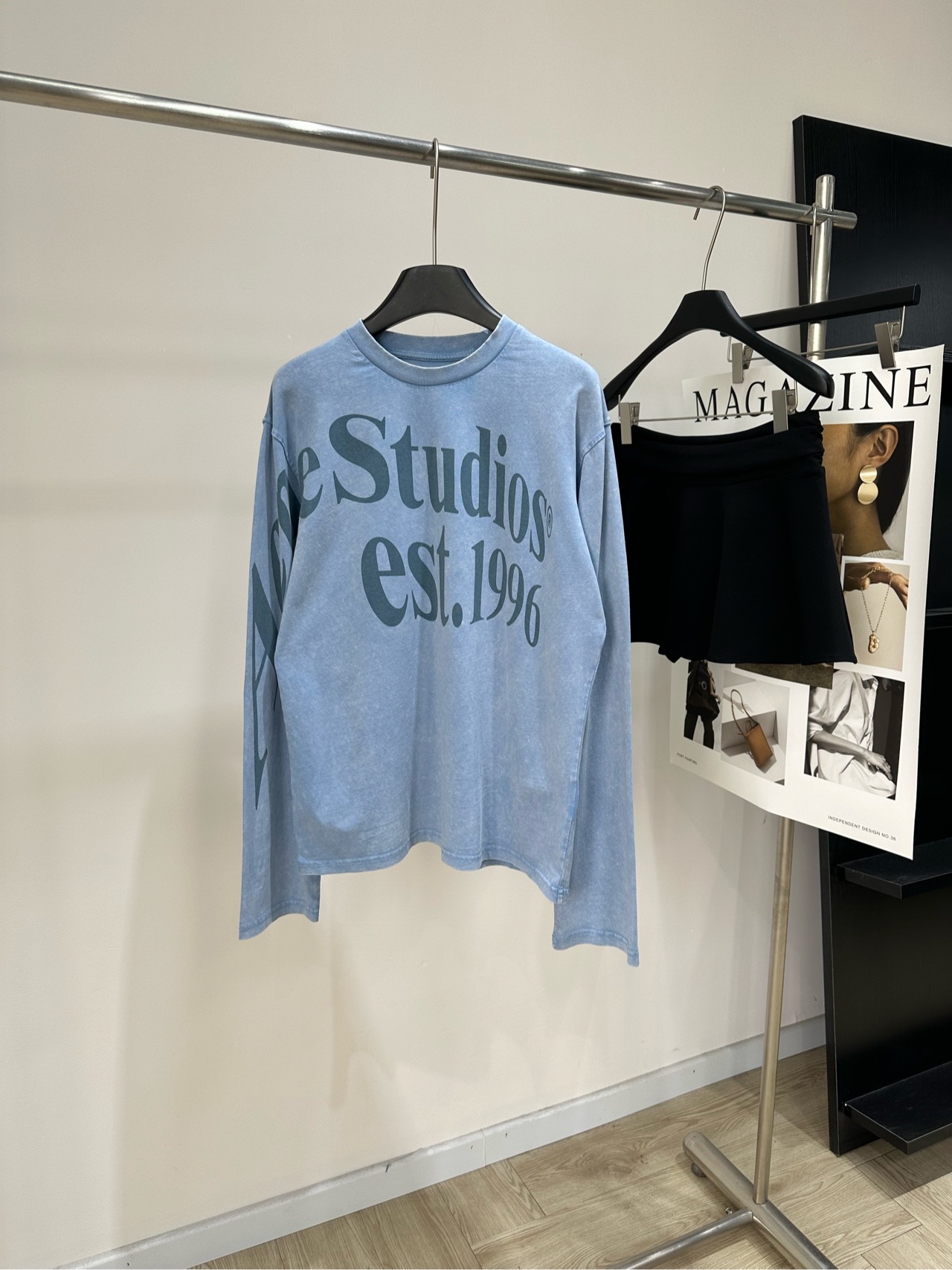 NO:804416,[AC gray blue irregular letter printed long sleeve T], fabric cotton, color gray blue, Acne Studios 1996 series washed letter long sleeves, signature enzyme washing process, showing a natural old foggy gray blue, retro and relaxed. Cotton and linen blended material, light and breathable, super comfortable to wear in spring and summer. Loose dropped shoulders + slightly flared cuffs, slim and tolerant. The letters 'Acne Studios est.1996' on the chest are low-key and recognizable.  It can be easily paired with wide-leg pants or jeans for daily commuting, dating, and shopping. Get the Korean style lazy style!  Flat size S Shoulder width 47, bust 106, length 65, sleeve length 66 M Shoulder width 49, chest 110, length 66, sleeve length 67 L Shoulder width 51, bust 114, length 67, sleeve length 68 Manual measurement will have an error of 2 to 3cm, which is within the normal range,,acne studios,dior,jeans,19860909【AC灰蓝色不规则字母印花长袖T】 ,面料棉 颜色灰蓝色 Acne Studios 1996系列水洗字母长袖 标志性酵素水洗工艺 呈现自然做旧雾感灰蓝色,复古又松弛 棉麻混纺材质,轻薄透气,春夏穿超舒服 宽松落肩+微喇袖口,显瘦又包容身材 胸前“Acne Studios est.1996”字母低调有辨识度 日常通勤、约会、逛街都能轻松搭配阔腿裤或牛仔裤 韩系慵懒风get！ 平铺尺码 S肩宽47,胸围106,衣长65,袖长66 M肩宽49,胸围110,衣长66,袖长67 L肩宽51,胸围114,衣长67,袖长68 手工测量会有2～3cm误差属于正常范围,,acne studios,dior,jeans,,Women's clothing