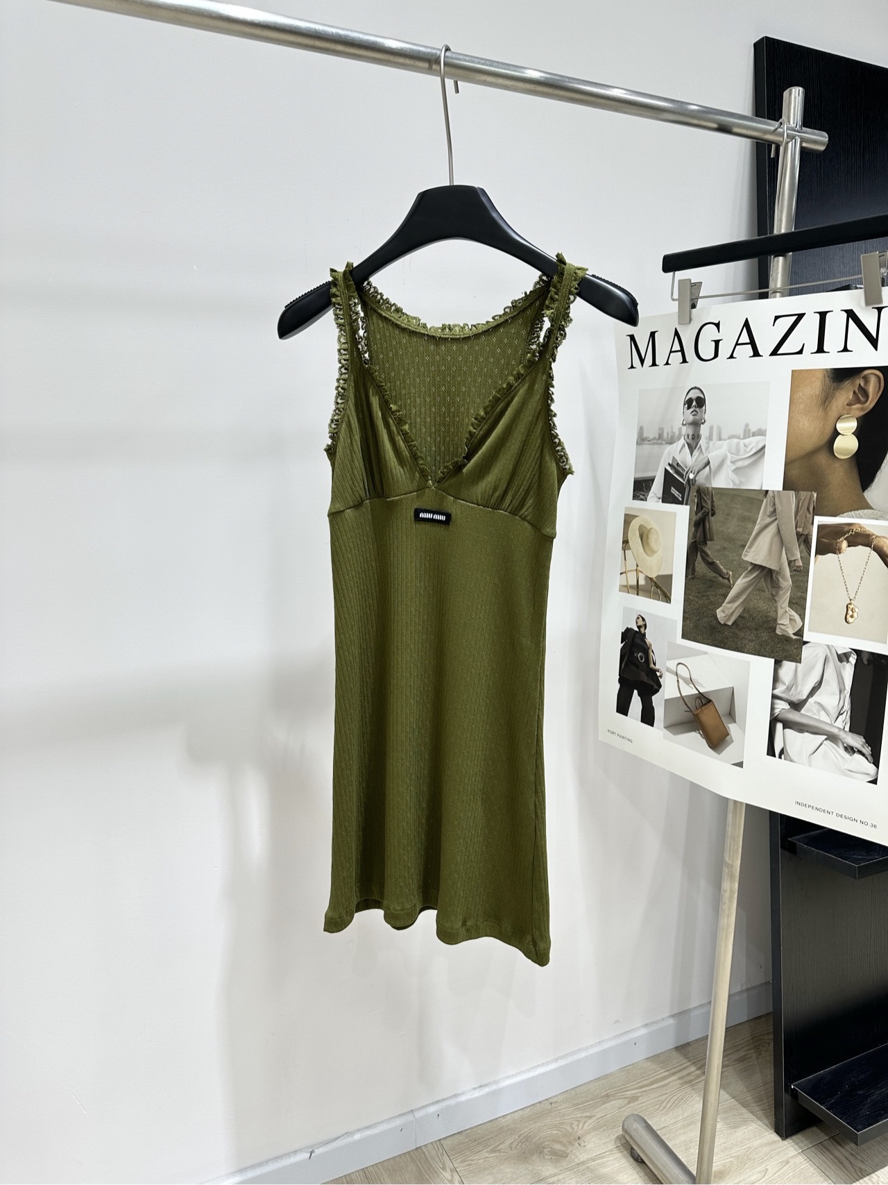 NO:805268,[M olive green lace deep V-neck suspender skirt], material cotton + spandex, color olive green, Miu's olive green knitted dress is soft and close-fitting, super comfortable to wear in spring and summer!  Small V-neck + ruffle design, full of details, elegant and a little sexy, olive green and white, yellow-skinned sisters can easily control it, Hong Kong style and a sense of gold!  The length of the skirt is moderate, and it can be worn alone or layered. It looks great in daily life, vacations, and beach photos. Pair it with simple accessories or a small bag to easily get a high-end look!  Flat size S shoulder width 27, bust 72 stretch, skirt length 82 M shoulder width 28, bust 76 stretch, skirt length 83 L shoulder width 29, bust 80 stretch, skirt length 84 Manual measurement will have an error of 2 to 3cm, which is within the normal range,,miumiu,skirts,19860909【M橄榄绿花边深V领吊带裙】 ,面料棉+氨纶 颜色橄榄绿 Miu这款橄榄绿针织连衣裙 柔软贴身,春夏穿超舒服！ 小V领+荷叶边设计,细节满分 优雅又带点小性感 橄榄绿显白,黄皮姐妹也能轻松驾驭 港风千金感拿捏住！ 裙长适中,单穿or叠穿都OK 日常、度假、海边拍照都很出片 搭配简约配饰或小包,轻松get高级感！ 平铺尺码 S肩宽27,胸围72弹力,裙长82 M肩宽28,胸围76弹力,裙长83 L肩宽29,胸围80弹力,裙长84 手工测量会有2～3cm误差属于正常范围,,miumiu,skirts,,Women's clothing